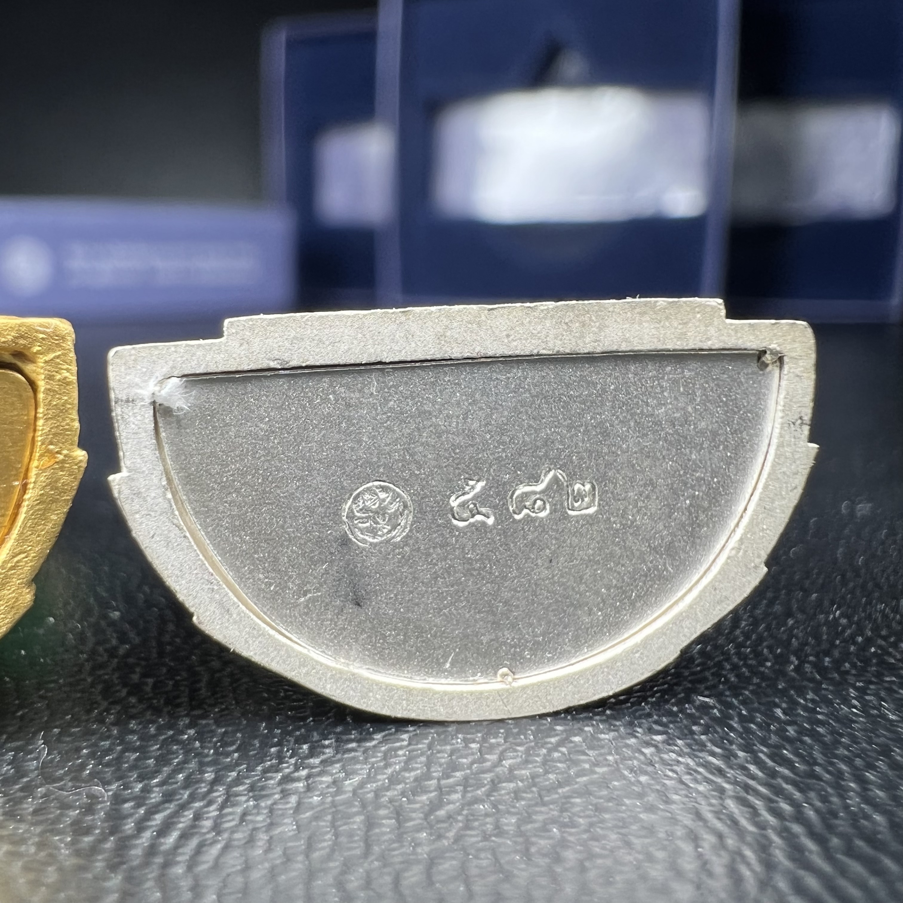 พระแก้วมรกต ภปร. จัดสร้างโดย รพ.ภูมิพลฯ ปี2547 ลอยองค์ขนาดหน้าตัก 1/2 นิ้ว (เนื้อเรซิ่นหุ้มทองคำ99.99%+เนื้อเงิน+เนื้อเงินสามกษัตริย์)(1ชุด 3 องค์)งดงามทรงคุณค่าอีกหนึ่งรุ่นยอดนิยม หายาก