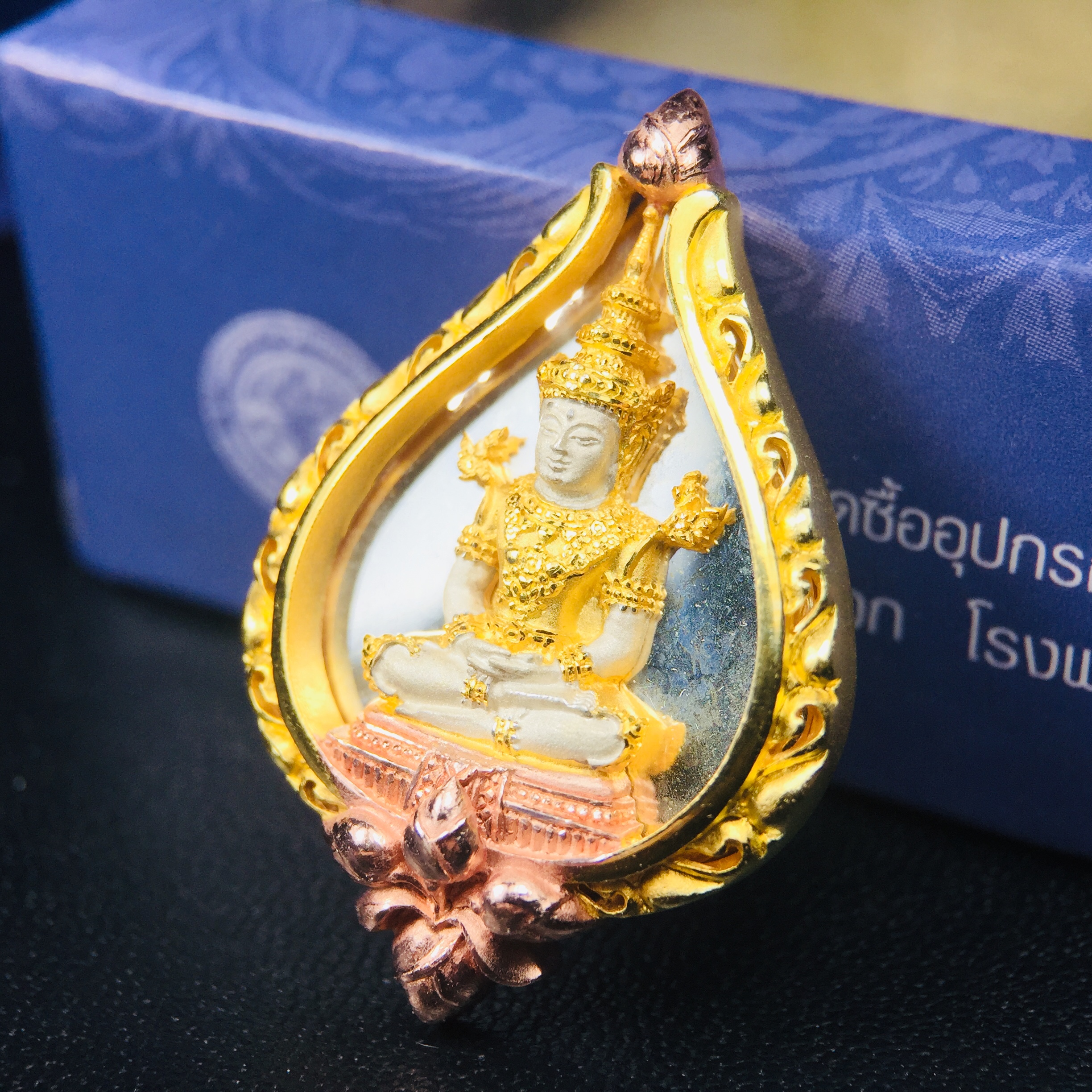 พระแก้วมรกต ภปร. ปี2547 จัดสร้างโดย รพ.ภูมิพลฯ เนื้อเงิน (3 กษัตริย์)เหรียญทรงดอกบัว งดงามทรงคุณค่าอีกหนึ่งรุ่นยอดนิยม หายาก(1ใน3000องค์)