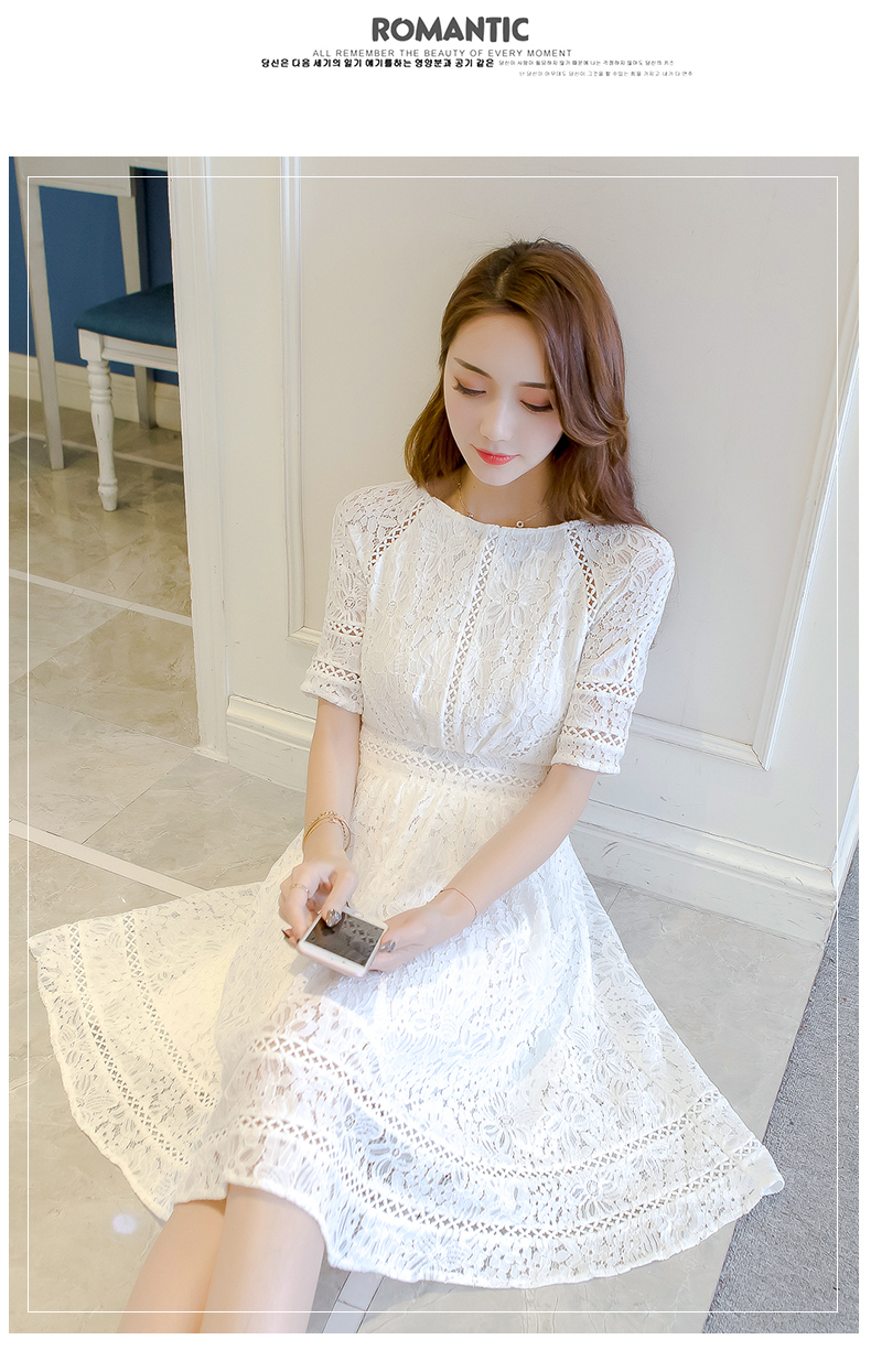 ชุดเดรสผ้าลูกไม้สีขาวมีลูกเล่นปรุผ้าสวยหรู