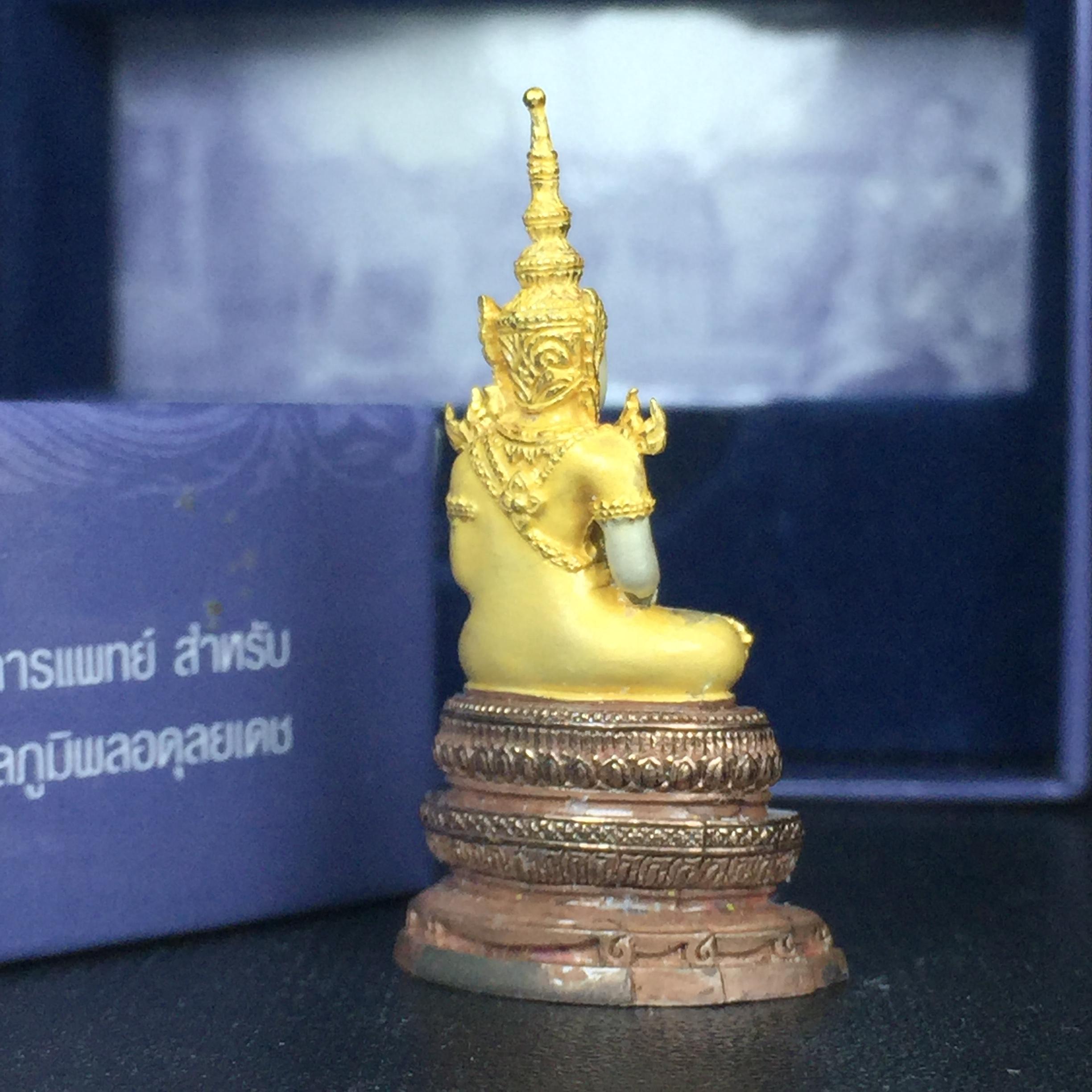 พระแก้วมรกต ภปร. ปี2547 จัดสร้างโดย รพ.ภูมิพลฯ เนื้อเงิน (3 กษัตริย์)ลอยองค์ หน้าตัก 1/2 นิ้ว(1ใน3000องค์)