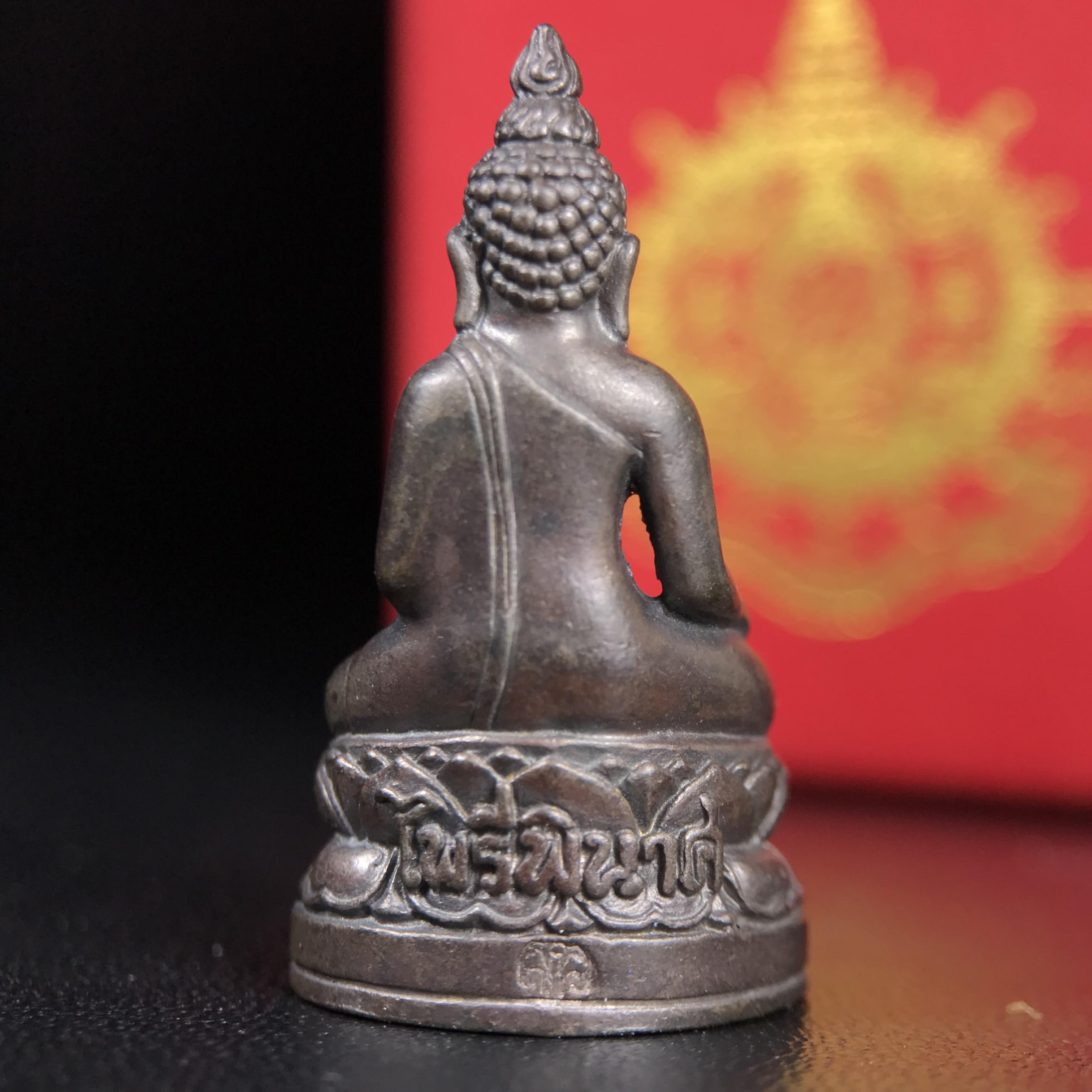 พระกริ่งไพรีพินาศ บรรจุเหล็กไหล ครั้งแรกและครั้งเดียวในประวัติศาสตร์ เฉลิมพระเกียรติ พระบาทสมเด็จพระเจ้าอยู่หัวรัชกาลที่9 พระชนมพรรษา 6 รอบ ปี2542 เนื้อนวโลหะผสมทองคำ(บรรจุเหล็กไหล)ดีนอก-ดีใน พิธีใหญ่ มวลสารเด่น (หายาก)