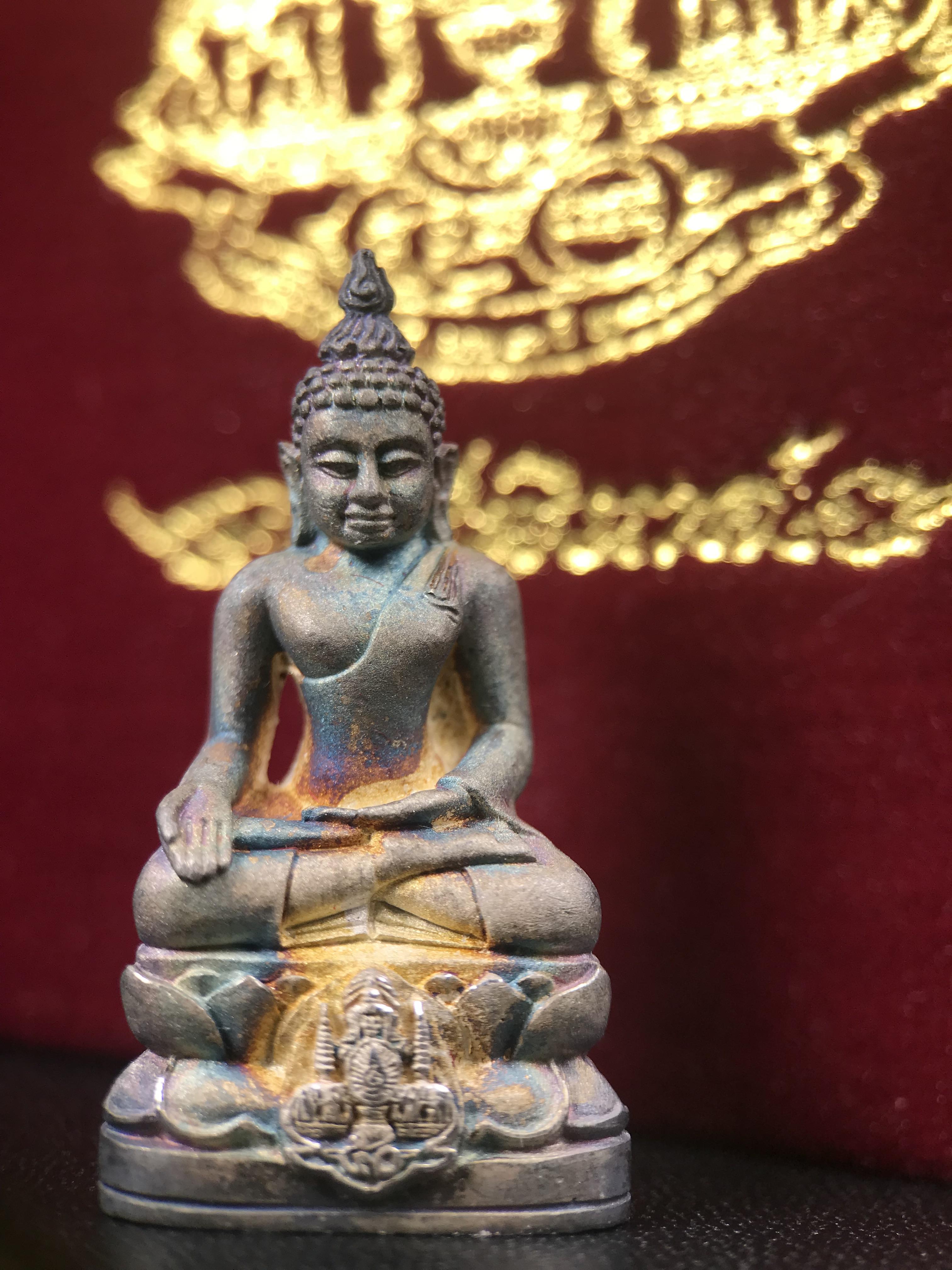 พระกริ่งไพรีพินาศ ตรากาญจนาภิเษก วัดบวรนิเวศวิหาร ที่ระลึกในหลวงรัชกาลที่9 ครองสิริราชสมบัติครบ 50ปี เนื้อเงิน(สภาพผิวเดิมขึ้นสีรุ้งธรรมชาติสวยแบบนิยม)(เสน่ห์พระเนื้อเงินสีสันที่ธรรมชาติสรรค์สร้าง)เข้มขลังทรงอานุภาพยิ่งใหญ่ กำราบศัตรูพ่ายสิ้น พระไพรีพินาศ