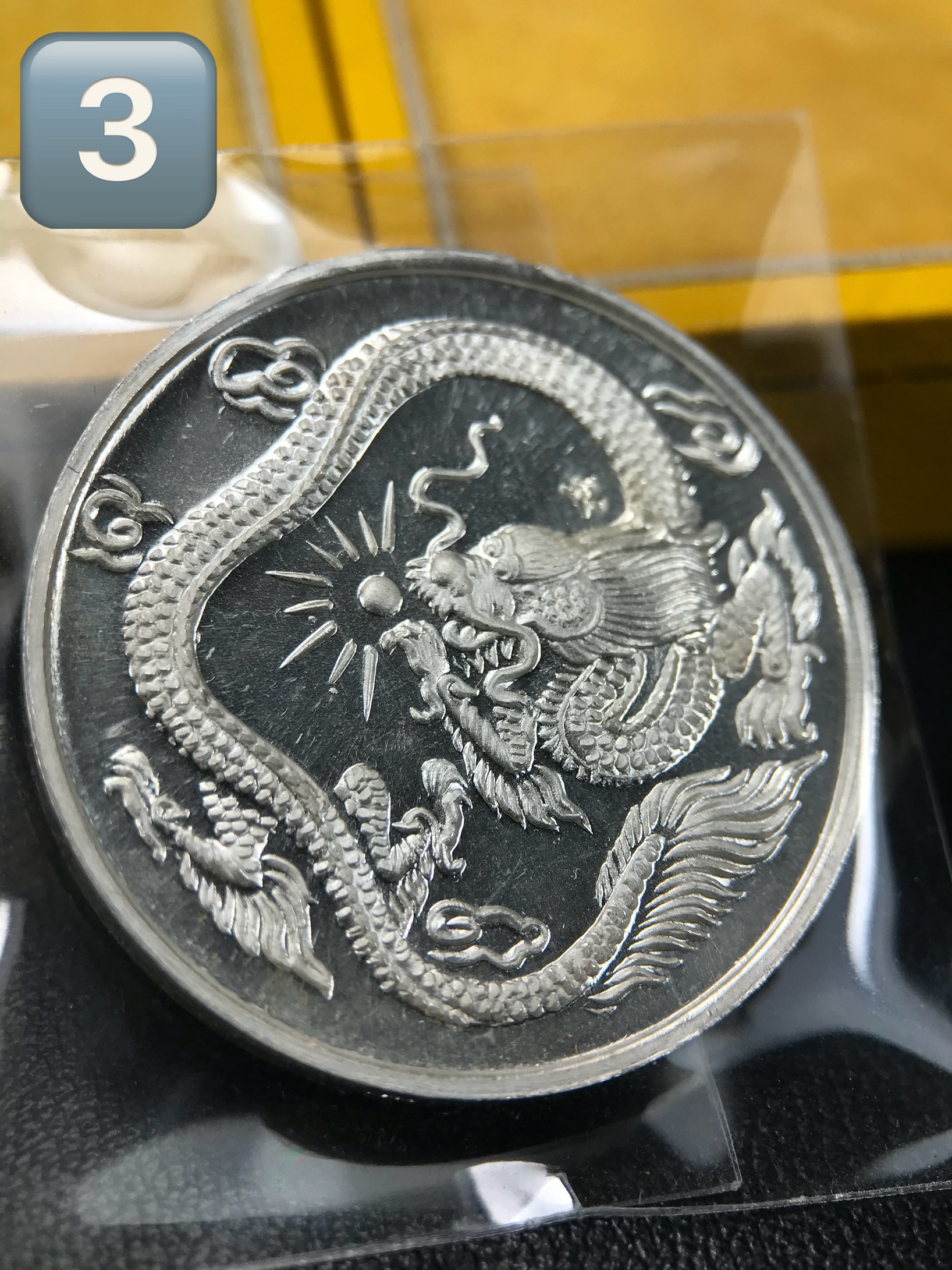 เหรียญพระโพธิสัตว์ อวโลกิเตศวร กวนอิม หลังมังกรเล่นแก้ว วัดราชบพิธสถิตมหาสีมาราม ปี 2536 เนื้อเงิน(ขัดเงาผิวกระจก) ขนาด 3 ซม. ตอกโค๊ตขอบเหรียญ ปลุกเสกพิธีใหญ่ พร้อมกล่องบรรจุเดิมครบ สภาพสวย