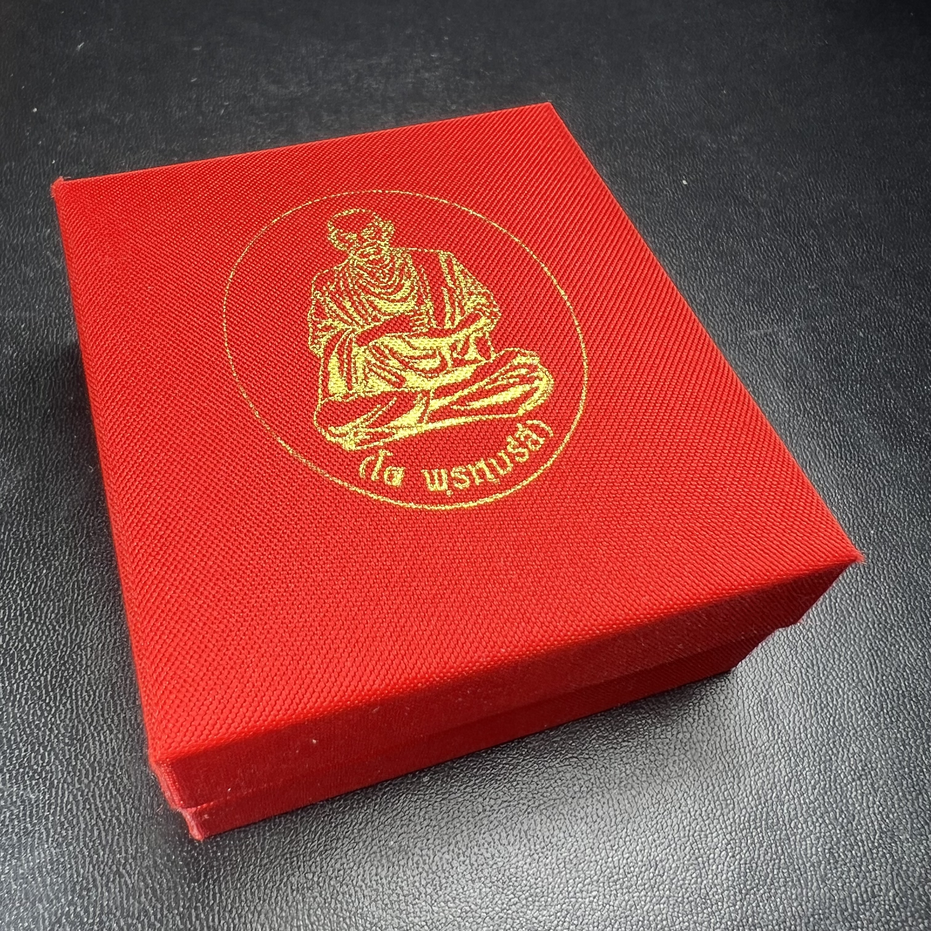 สมเด็จพุฒาจารย์ (โต พรหมรังสี) อนุสรณ์ 128 ปี สมเด็จพระญาณสังวร สมเด็จพระสังฆราช ทรงเมตตาอธิฐานจิต ปี 2543 มหาพุทธาภิเษก 3วาระ รูปเหมือนลอยองค์พิมพ์ใหญ่เนื้อเงิน ขนาด 1.5 x 2.5 ซม. ทรงคุณค่าทั้งด้านความงานด้านพุทธศิลป์ และพุทธคุณ