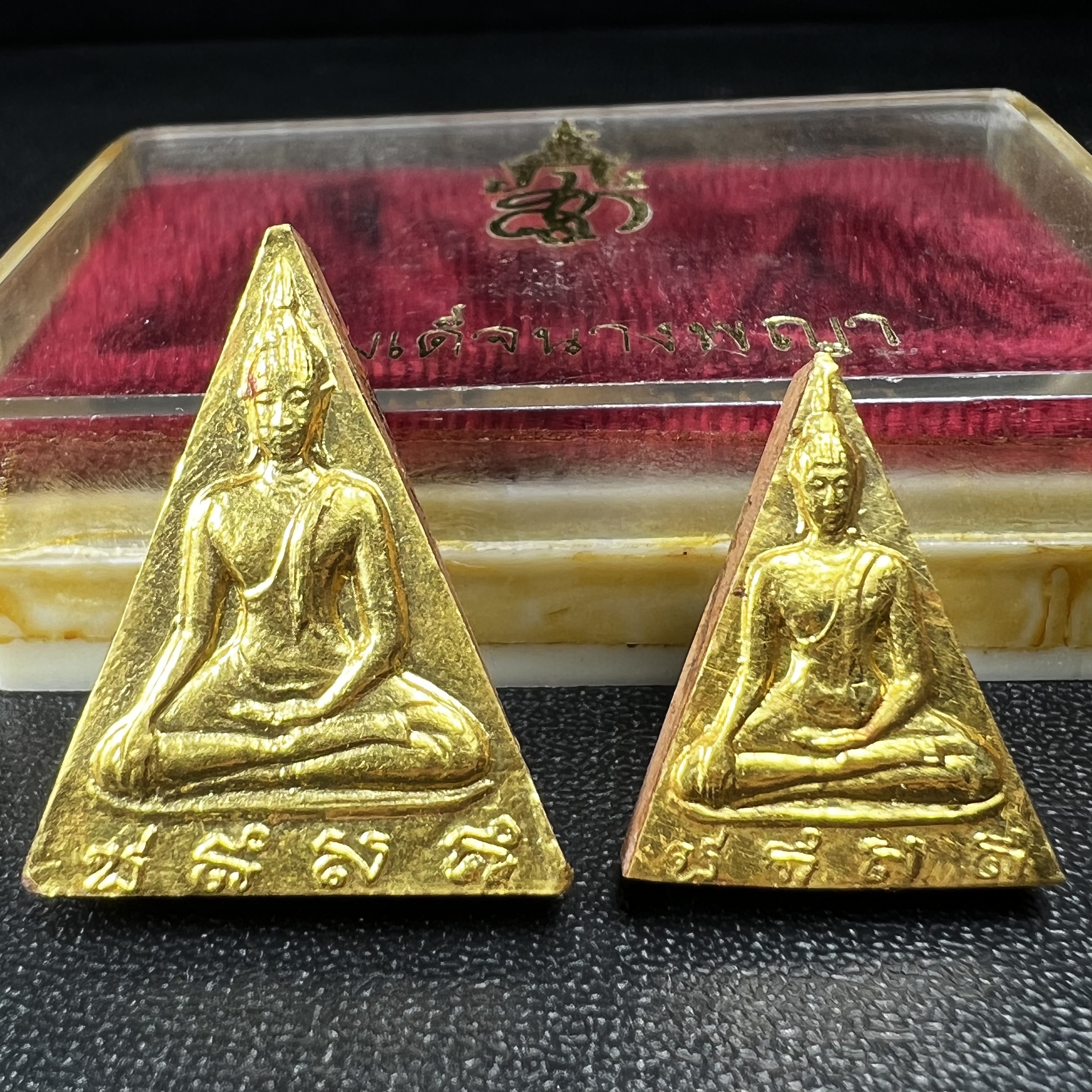 พระสมเด็จนางพญา สก. วัดบวรนิเวศวิหาร ปี2519 ชุดพิเศษกรรมการ หน้ากากทองคำ พิมพ์ใหญ่-เล็กกล่องบรรจุเดิม(ในหลวงรัชกาลที่9และสมเด็จพระราชินี เสด็จร่วมในพิธี)(พิธีใหญ่)(มวลสารดี)(พบเจอและหายากที่สุดในรุ่น)