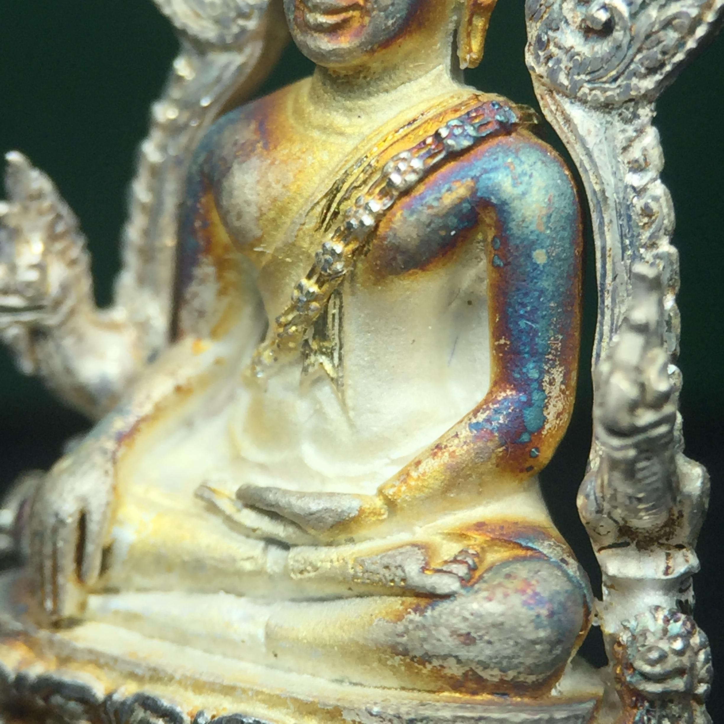 พระพุทธชินราช รุ่นมหาลาภ พิธีพุทธาภิเษกวัดพระศรีรัตนมหาธาตุวรมหาวิหาร จ.พิษณุโลก ปี 2540 เนื้อเงินบริสุทธิ์ 99.9% (นวลเงา)(สภาพผิวเดิมขึ้นสีรุ้ง สวยมากๆเสน่ห์พระเนื้อเงิน สีสันที่ธรรมชาติสรรค์สร้าง) พร้อมกล่องบรรจุเดิม (องค์หมายเลข 11411)(เลขกระจก)นิยม