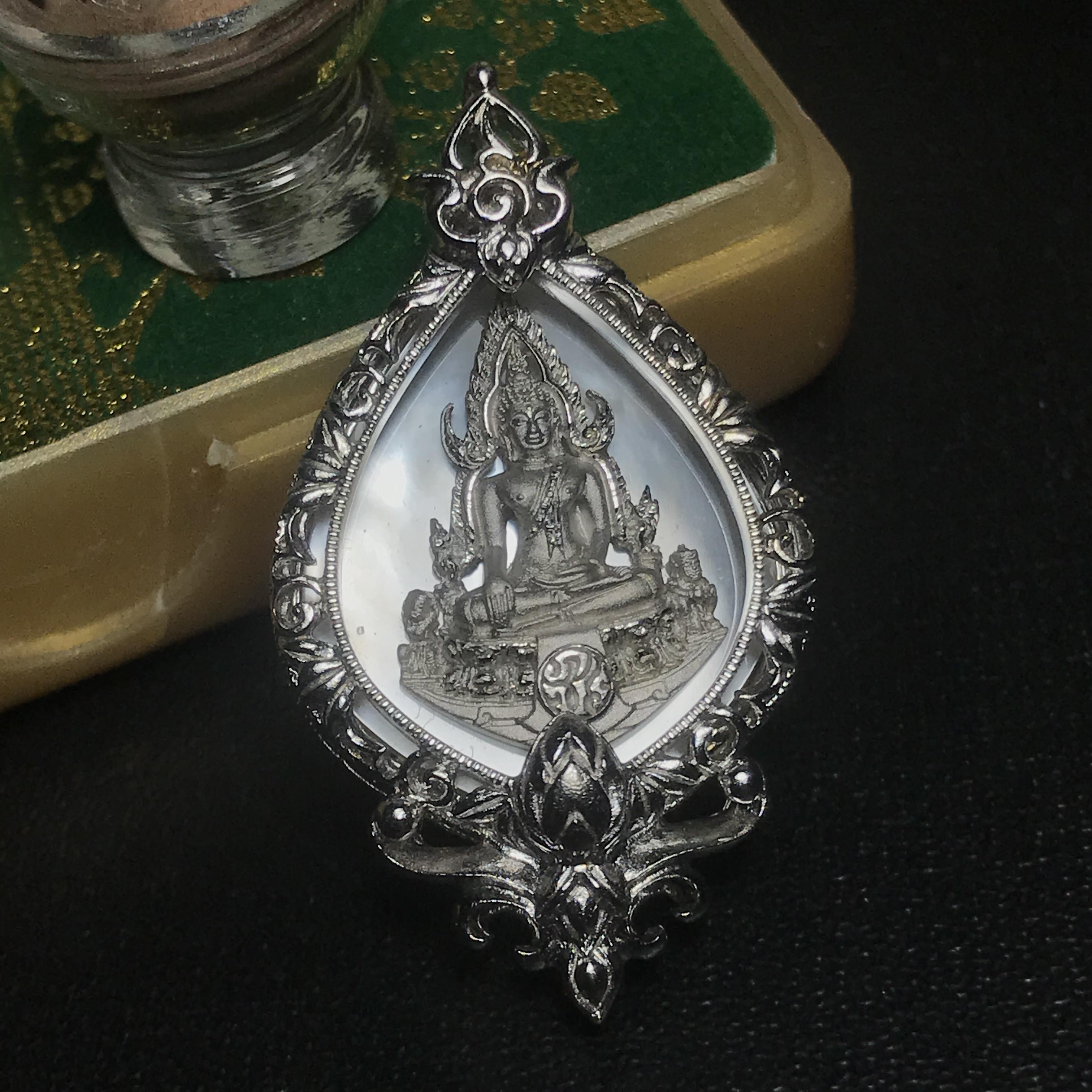 พระพุทธชินราช(จำลอง) ภปร. 84 พรรษา ทรงหยดน้ำ เนื้อเงินชุบทองคำขาว ขนาด 20*36 มม. (พระราชทานมวลสาร จิตรลดาและเส้นพระเจ้า(เส้นผม)รัชกาลที่9)งดงาม ทรงคุณค่า หายาก