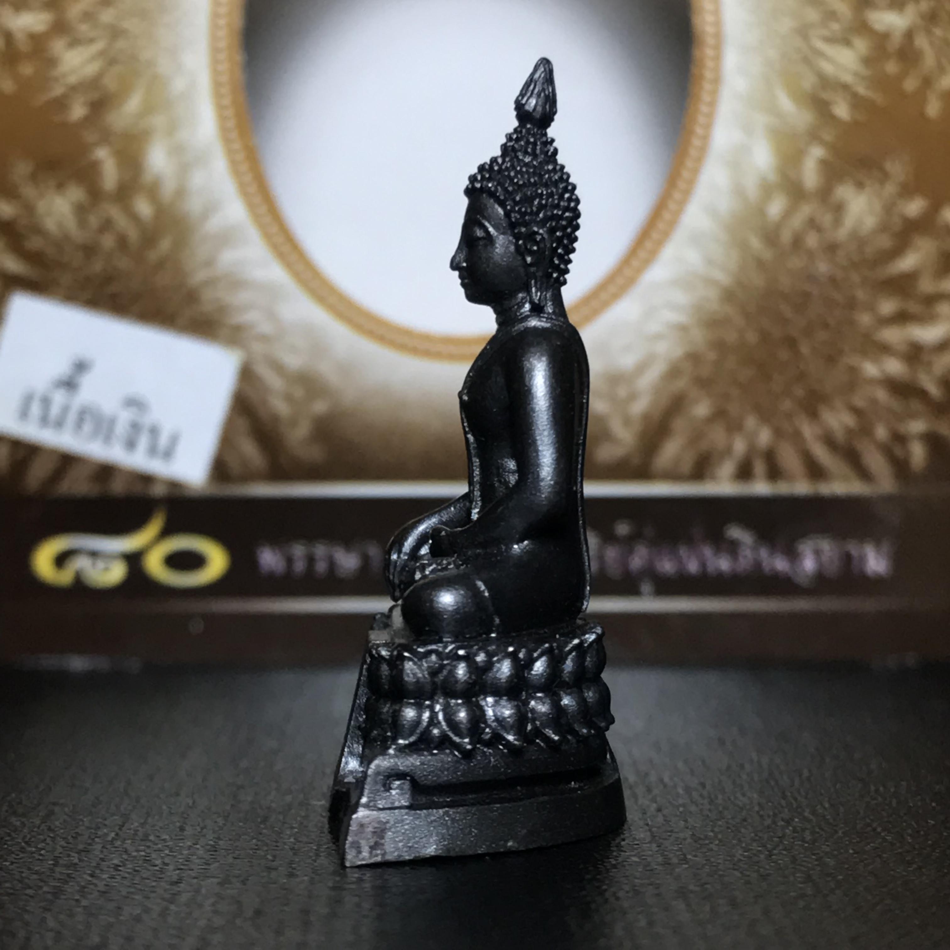 พระพุทธรูปคุ้มเกล้า ภปร. มหามงคล 80พรรษา “รุ่นเย็นศิระเพราะพระบริบาล 80พรรษา มหากษัตริย์คู่แผ่นดินสยาม” เนื้อเงินรมดำ พิมพ์ใหญ่ ขนาด 18*35 มม.