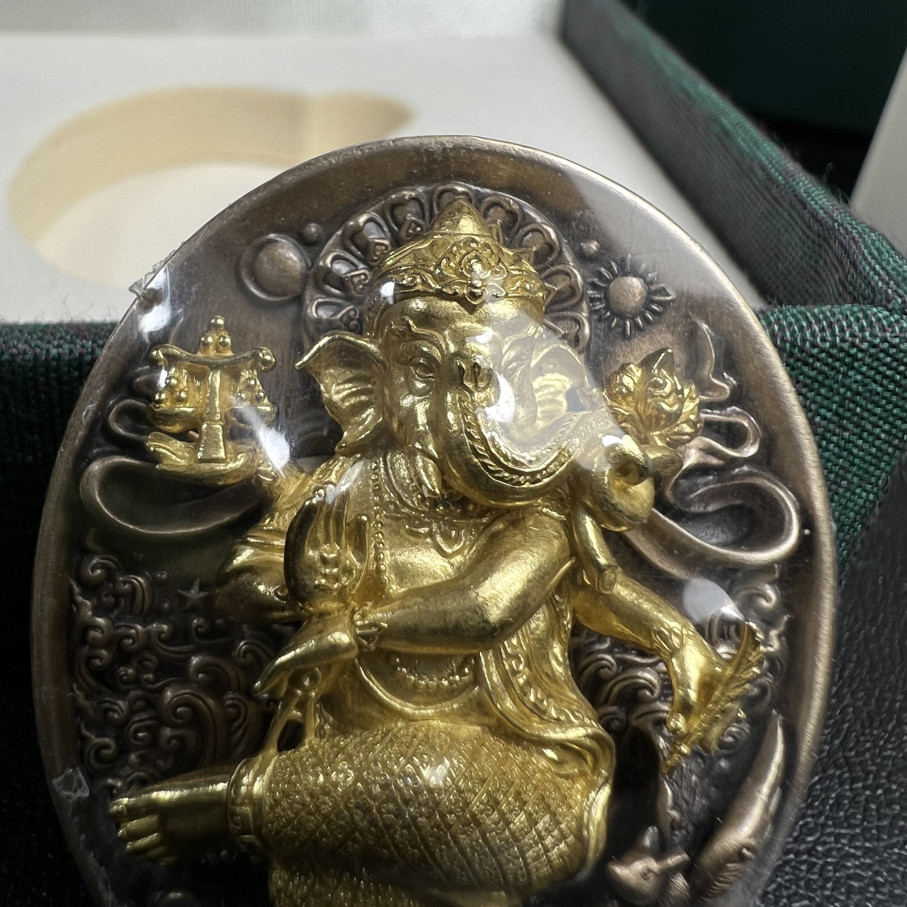 พระพิฆเนศ ประทานศิลป์ ที่ระลึกครบรอบ 50 ปี กลุ่มบ.แพรนด้าจิวเวลรี่ เนื้อบรอน์3กษัตริย์ ออกแบบได้สวยวิจิตรงดงาม ได้อัญเชิญมวลสารอันเป็นมงคลที่ได้ปลุกเสกแล้ว หลอมรวมเป็นเนื้อเดียวกับเหรียญ เพื่อความเป็นศิริมงคล สถิตย์สถาพร สืบไป