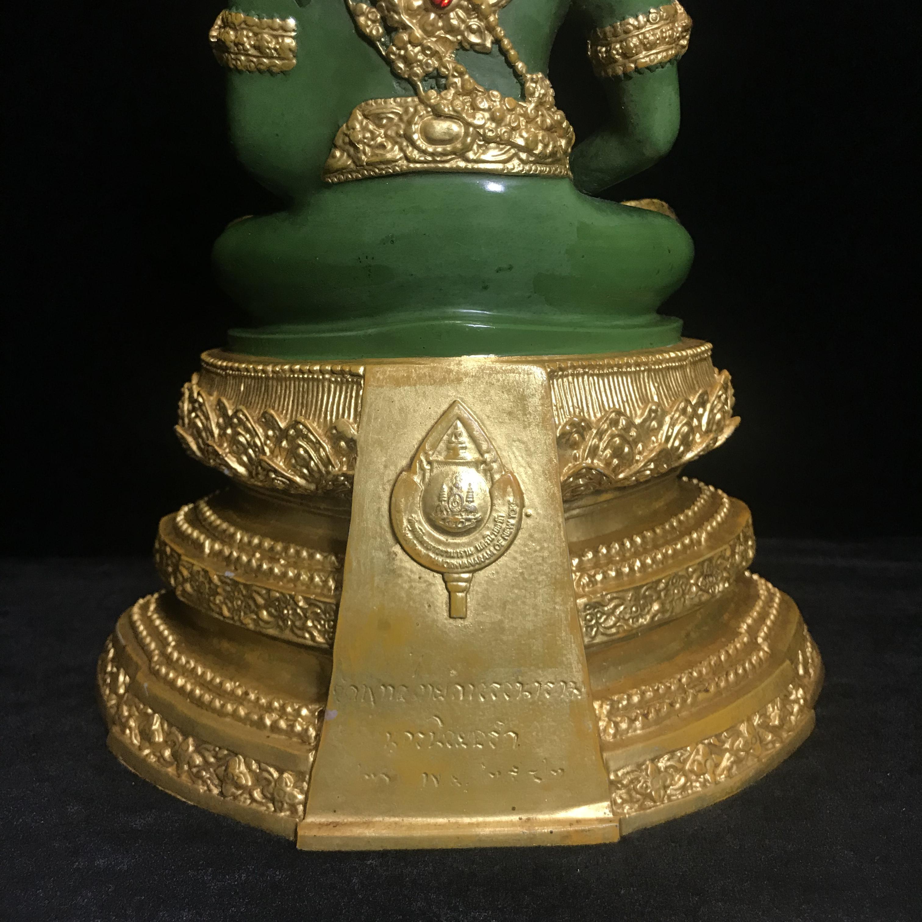 พระพุทธมหามณีรัตนปฏิมากร (จำลอง)พระแก้วมรกต วัดพุทธไทยถาวรวนาราม นครนิวยอร์ก ตรา ภปร. 6รอบ 72พรรษา ในหลวงรัชกาลที่9 ปี2542 ขนาดบูชาหน้าตัก 5นิ้ว หล่อเนื้อโลหะ(ในหลวงรัชกาลที่9 เสด็จเจิมพระสุหร่าย)(1ใน999องค์)