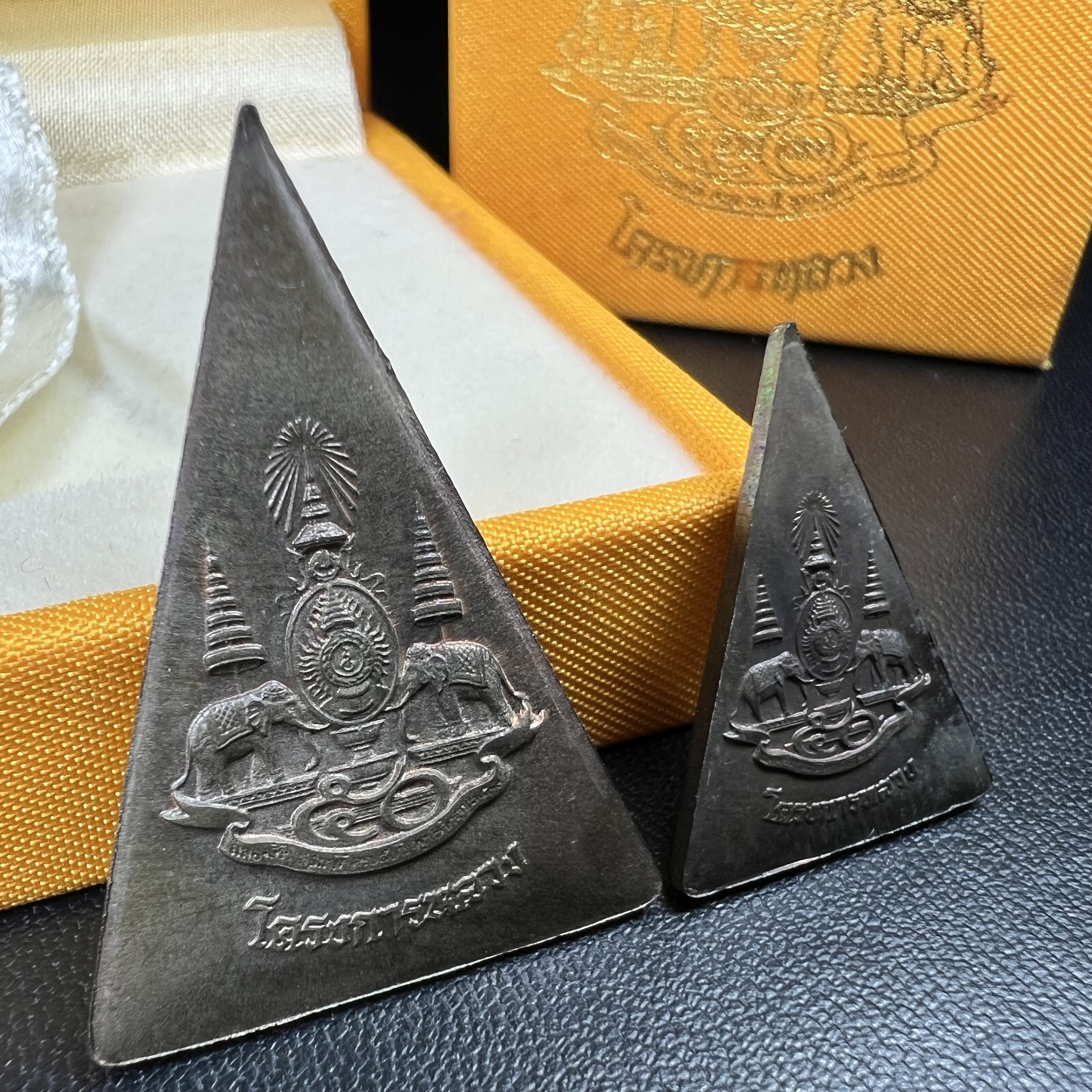 พระพุทธนวราชบพิตร พระพิมพ์จิตรลดา โครงการหลวง ปี2539 (พิมพ์ใหญ่+พิมพ์เล็ก) เนื้อนวโลหะ พร้อมกล่องบรรจุเดิม พิธีใหญ่ ปลุกเสกวัดพระแก้ว(1ชุด 2 องค์)