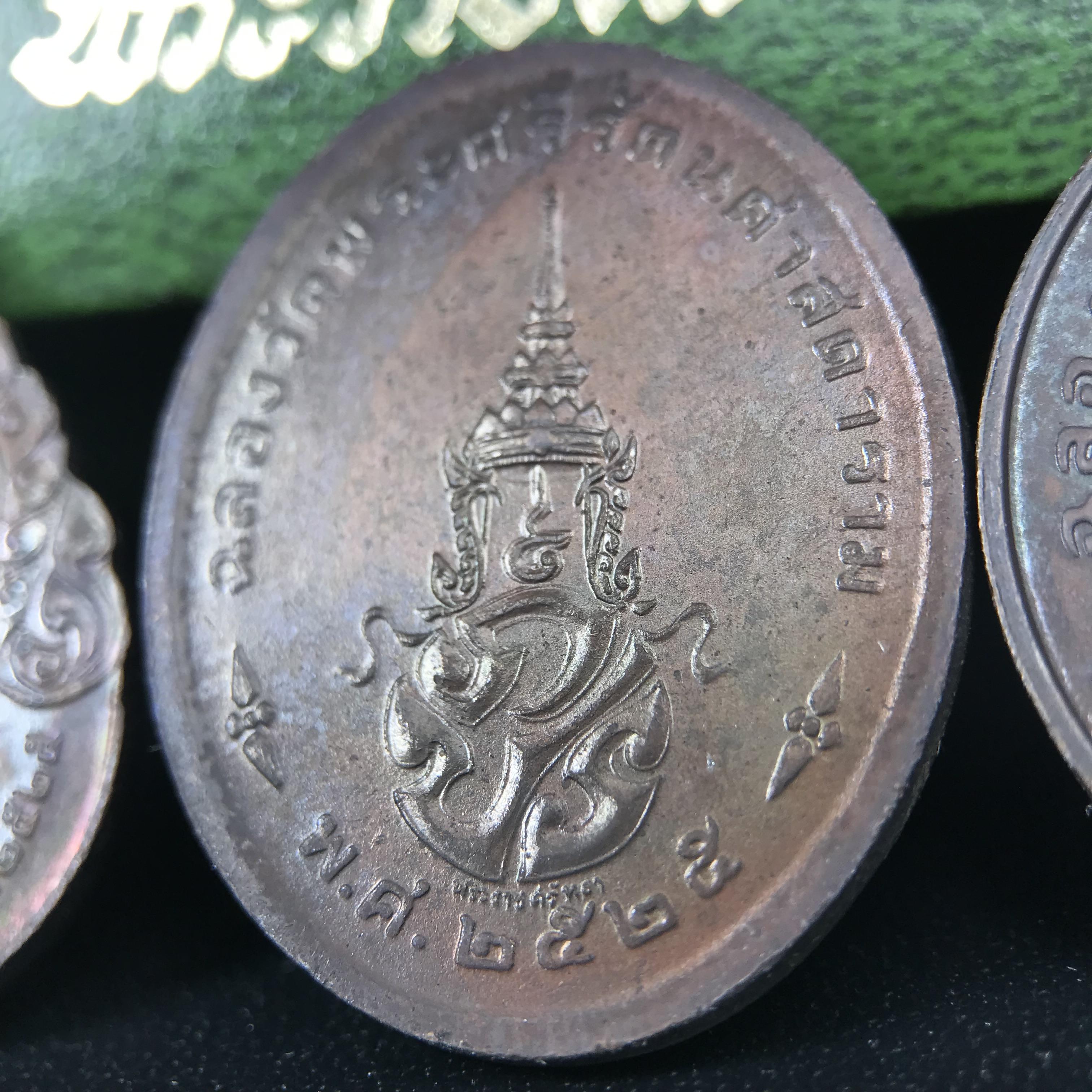 เหรียญพระแก้วมรกตหลัง ภปร. ฉลองกรุงรัตนโกสินทร์ครบ 200 ปี พ.ศ.2525 เนื้อทองแดงกล่องบรรจุเดิมครบ3พิมพ์(บล็อกพระราชศรัธา)(ในหลวงรัชกาลที่9 เสด็จในพิธี)พระคู่บ้านคู่เมือง...พระดี...พิธีใหญ่