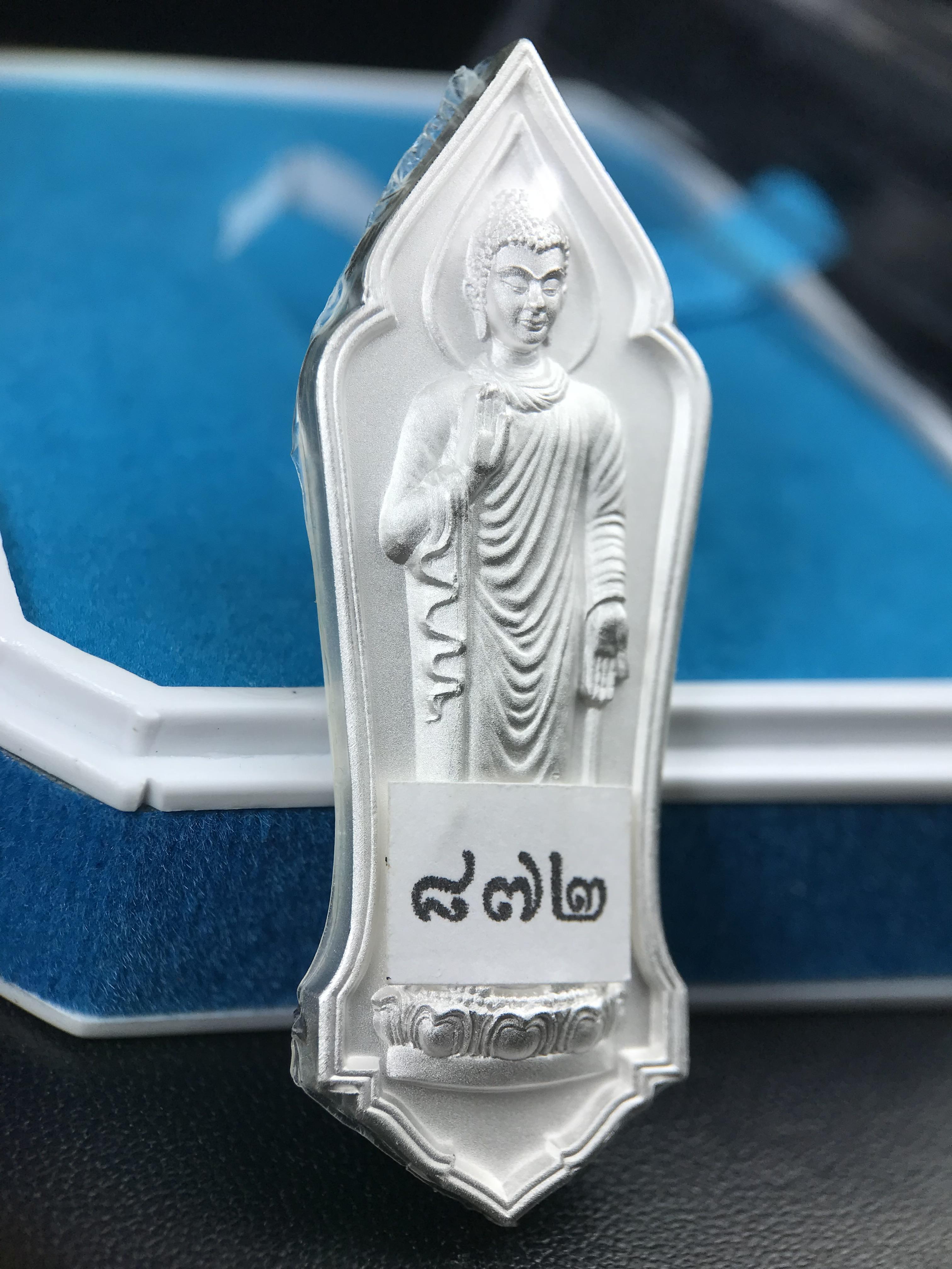 เหรียญที่ระลึกพระพุทธเมตตาประชาไทยไตรโลกนาถคันธารราฐอนุสรณ์ หลัง ภปร. และ สก. วัดทิพย์สุคนธาราม จ.กาญจนบุรี ปี 2558 เนื้อเงิน 99.99% ขนาดสูง 4.6 ซม. ที่ระลึก ร.9 พระชนมพรรษาครบ 7 รอบ และ สมเด็จพระราชินี พระชนมพรรษา 80 พรรษา พิธีใหญ่(หายาก1 ใน 999 เหรียญ)