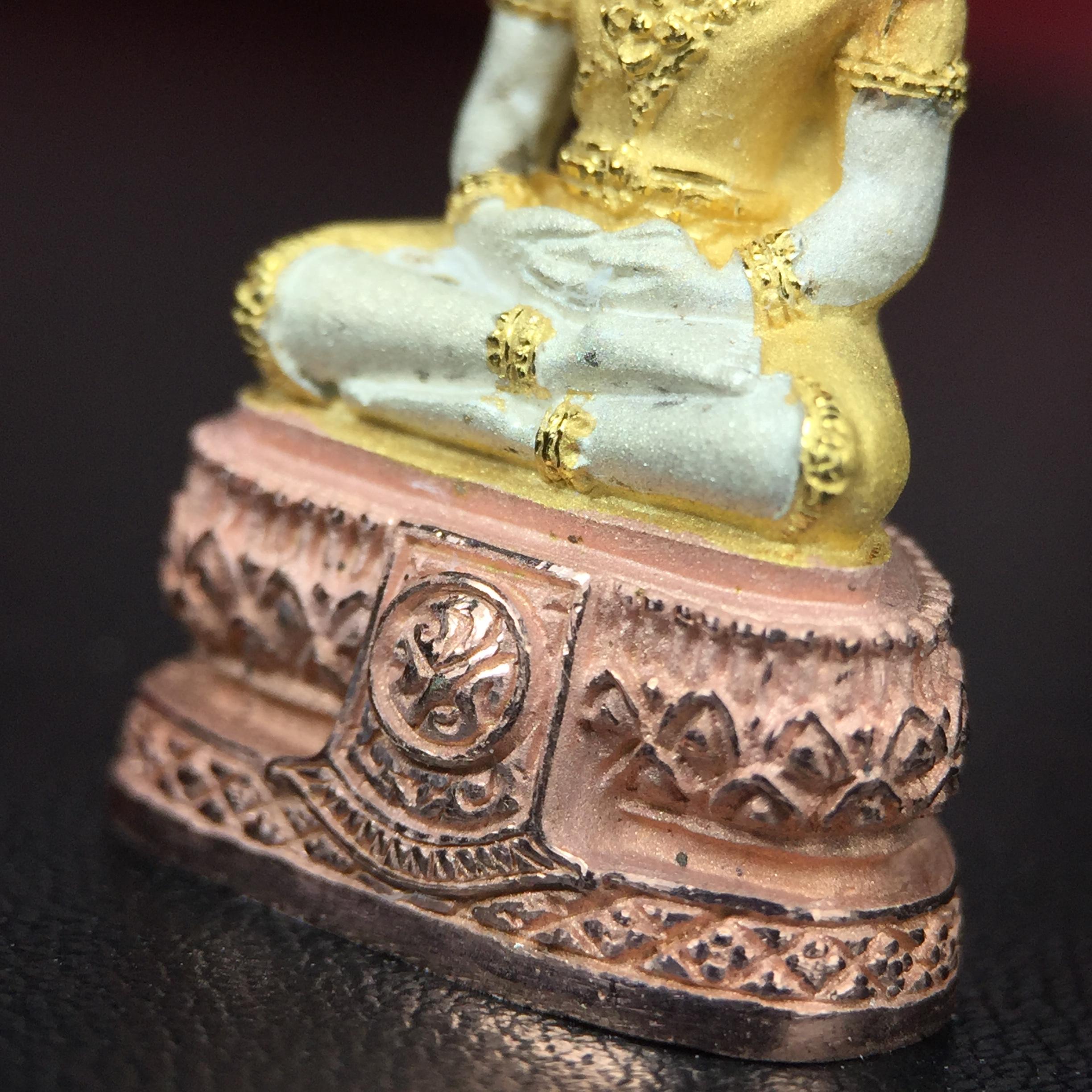 พระแก้วมรกต ภปร.(รุ่นแรก) ปี2545 รุ่นฉลองกรุงรัตนโกสินทร์ครบ 220 ปี พิมพ์ลอยองค์ใหญ่ เนื้อเงินบริสุทธิ์ 92.5% (สามกษัตริย์) ขนาด 19*35 มม. พร้อมกล่องบรรจุดิม สวยครบสมบูรณ์