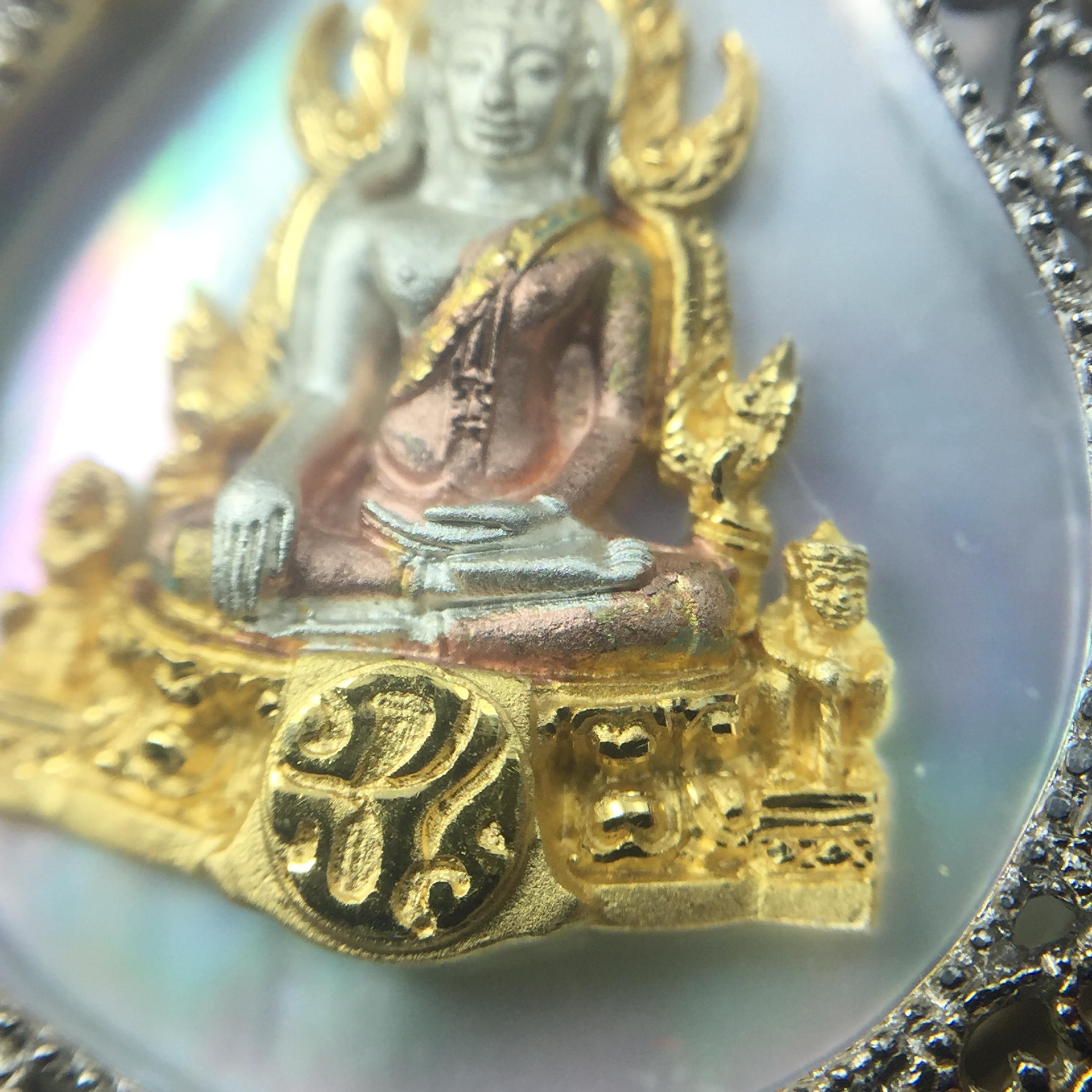 พระพุทธชินราช ภปร. โครงการ "เพราะแผ่นดินนี้ คือ แผ่นดินเกิด" ปี2548(รุ่นแรก) เหรียญทรงเสมา ขนาด 21 x 29 มม.เนื้อเงินสามกษัตริย์ องค์พระชุบสามกษัตริย์ ล้อมด้วยกรอบเงินชุบทองคำขาวสลักเสลาเป็นลวดลายละเอียดอ่อน ส่วนพื้นองค์พระเป็นเปลือกหอยมุขงดงาม