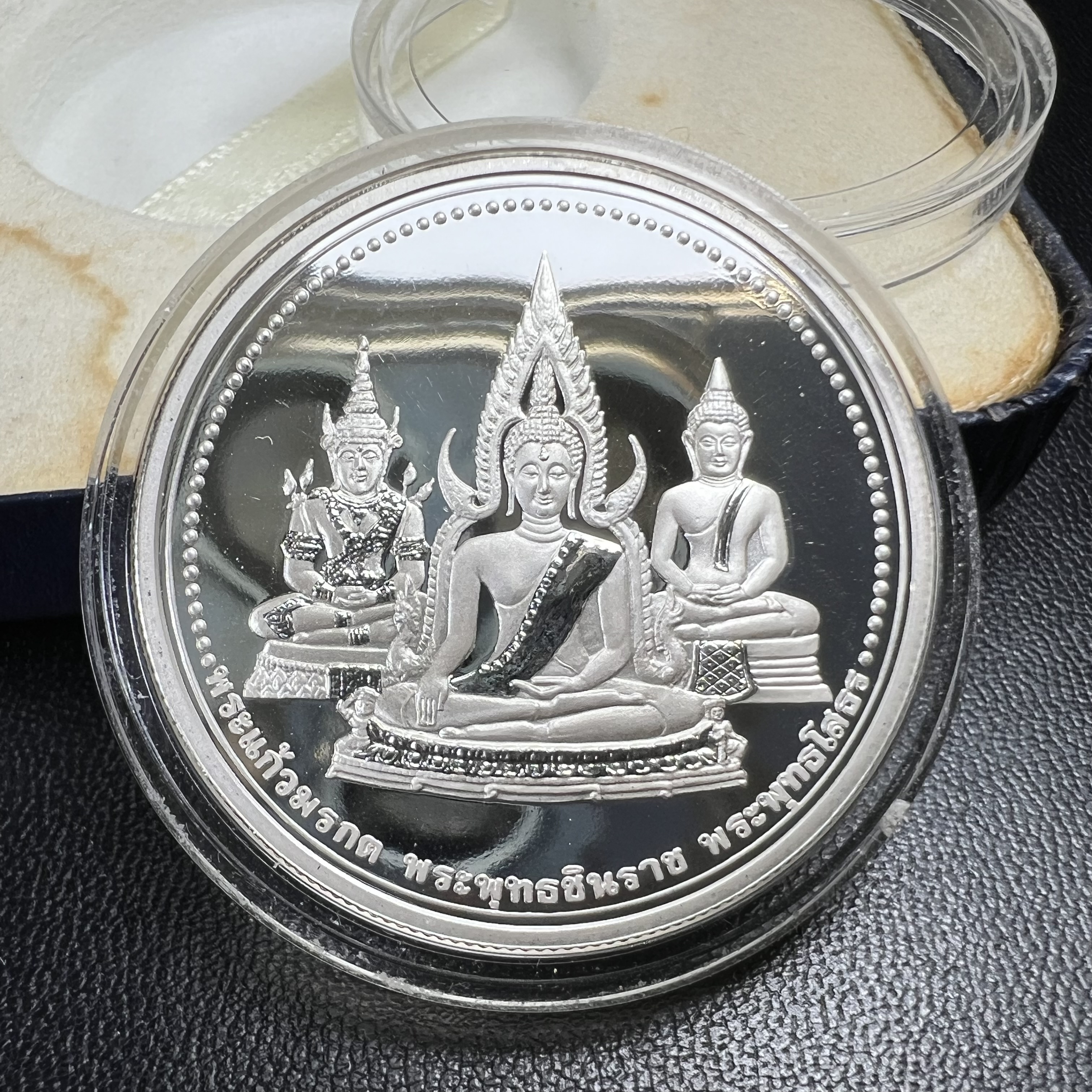 เหรียญพระแก้วมรกต พระพุทธชินราช พระพุทธโสธร รุ่นพุทธบารมี ปี 2540 เนื้อเงินขัดเงา 99.9% พร้อมกล่องบรรจุเดิม พิธีพุทธาภิเษก 2 พิธี มหามงคล (พระพุทธคู่บ้านคู่เมือง รูปแบบเหรียญสวยงดงามมาก พิธีใหญ่ เป็นที่นิยม)สร้างน้อยหายาก 1 ใน 500 เหรียญ