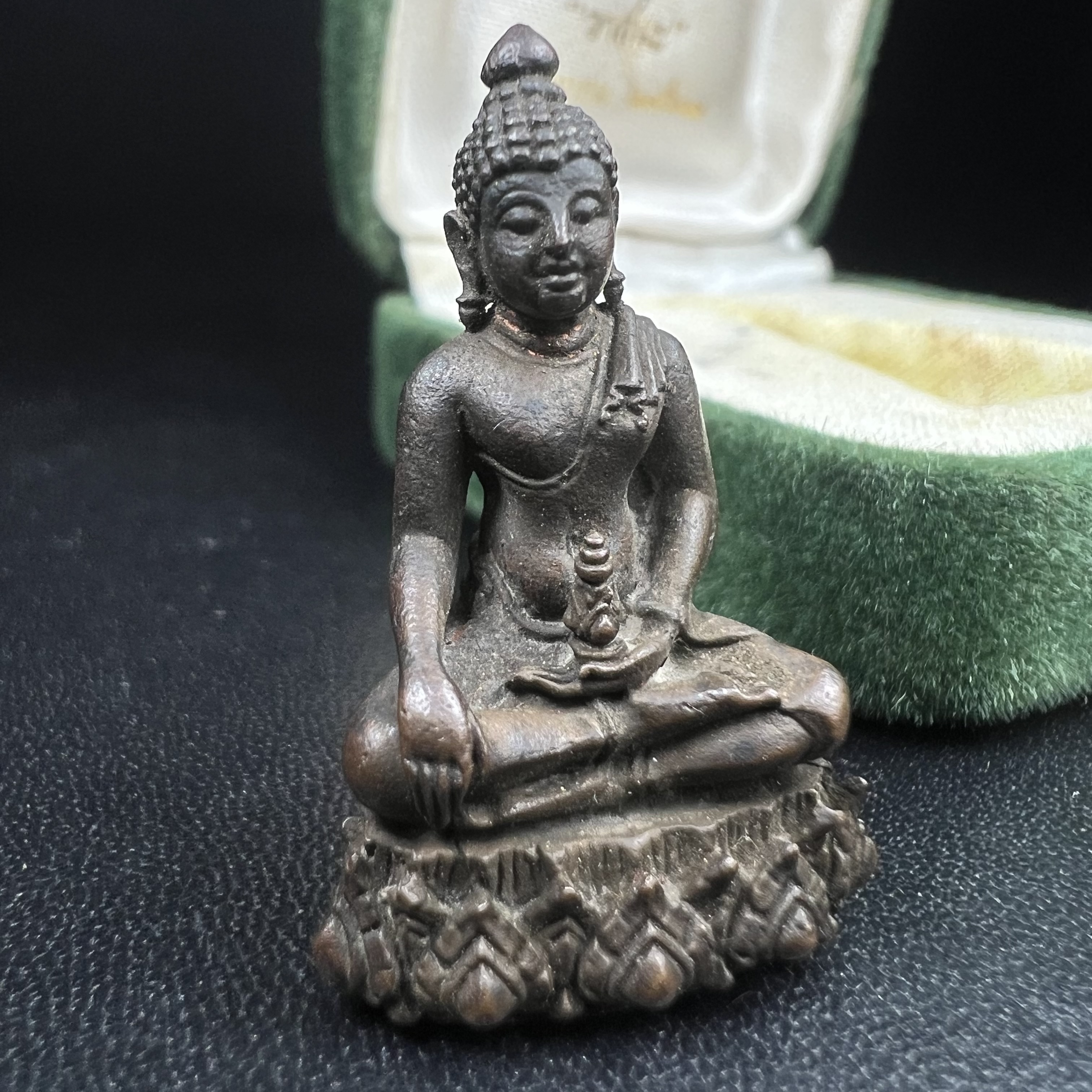 พระกริ่งวาสนา 80 พรรษา สมเด็จพระสังฆราช (วาสน์) วัดราชบพิธฯ ปี2521 เนื้อนวโลหะ(ตอกโค๊ตพระปิดตา) โดยมีหลวงปู่โต๊ะ วัดประดู่ฉิมพลีร่วมปลุกเสก พร้อมกล่องบรรจุเดิม(หายาก)