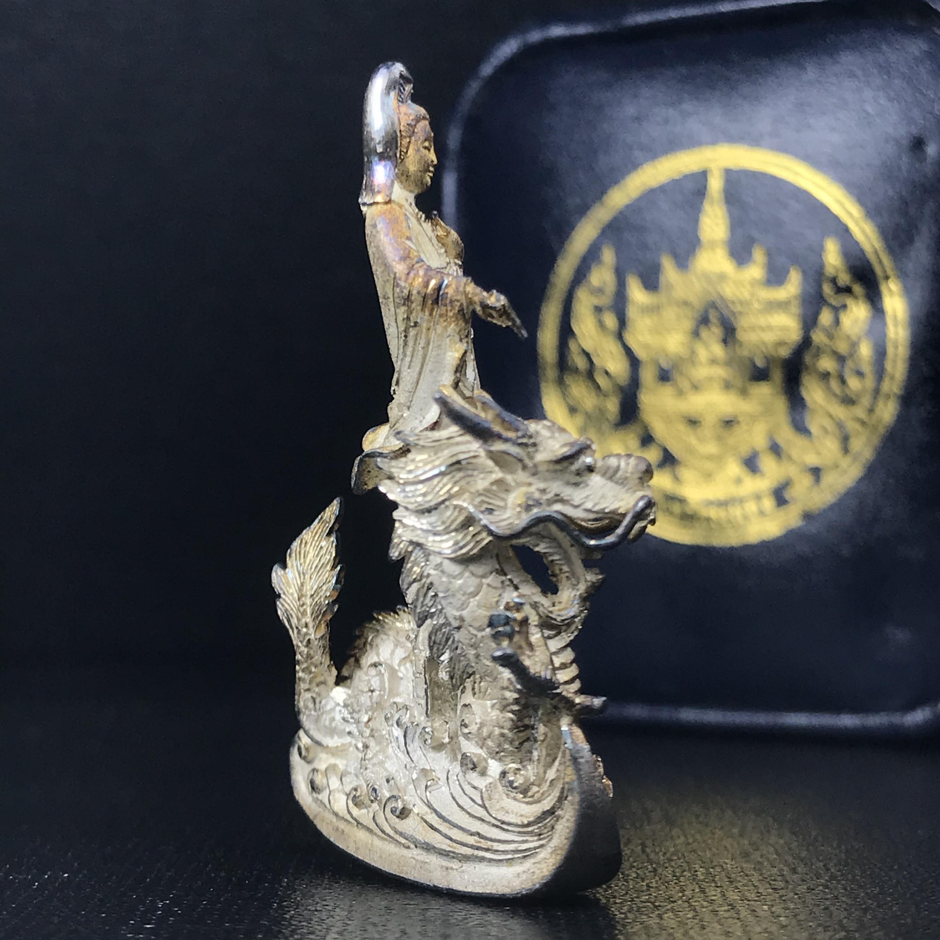 รูปหล่อลอยองค์พระโพธิสัตว์กวนอิม ทรงประทับมังกร จ.ระนอง เนื้อเงิน พิมพ์ใหญ่(สภาพผิวเดิม ขึ้นสีรุ้งธรรมชาติ แบบนิยม) เฉลิมฉลองในวโรกาสที่พระบาทสมเด็จพระเจ้าอยู่หัวทรงครองสิริราชสมบัติครบ 50 ปี จ.ระนอง พ.ศ.2539