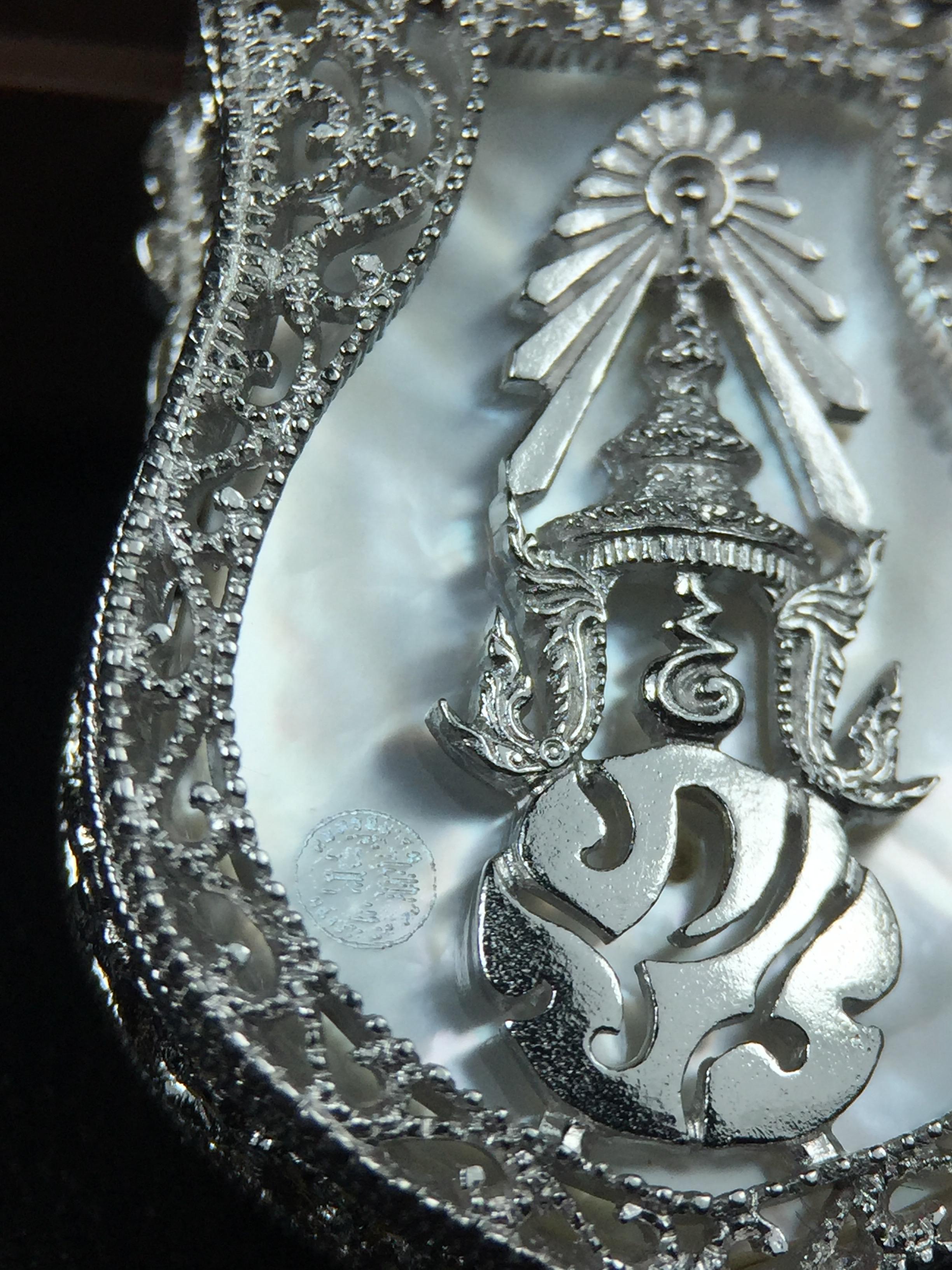 พระพุทธชินราช ภปร. โครงการ "เพราะแผ่นดินนี้ คือ แผ่นดินเกิด" ปี2548(รุ่นแรก) เหรียญทรงเสมา ขนาด 21 x 29 มม.เนื้อเงินสามกษัตริย์ องค์พระชุบสามกษัตริย์ ล้อมด้วยกรอบเงินชุบทองคำขาวสลักเสลาเป็นลวดลายละเอียดอ่อน ส่วนพื้นองค์พระเป็นเปลือกหอยมุขงดงาม