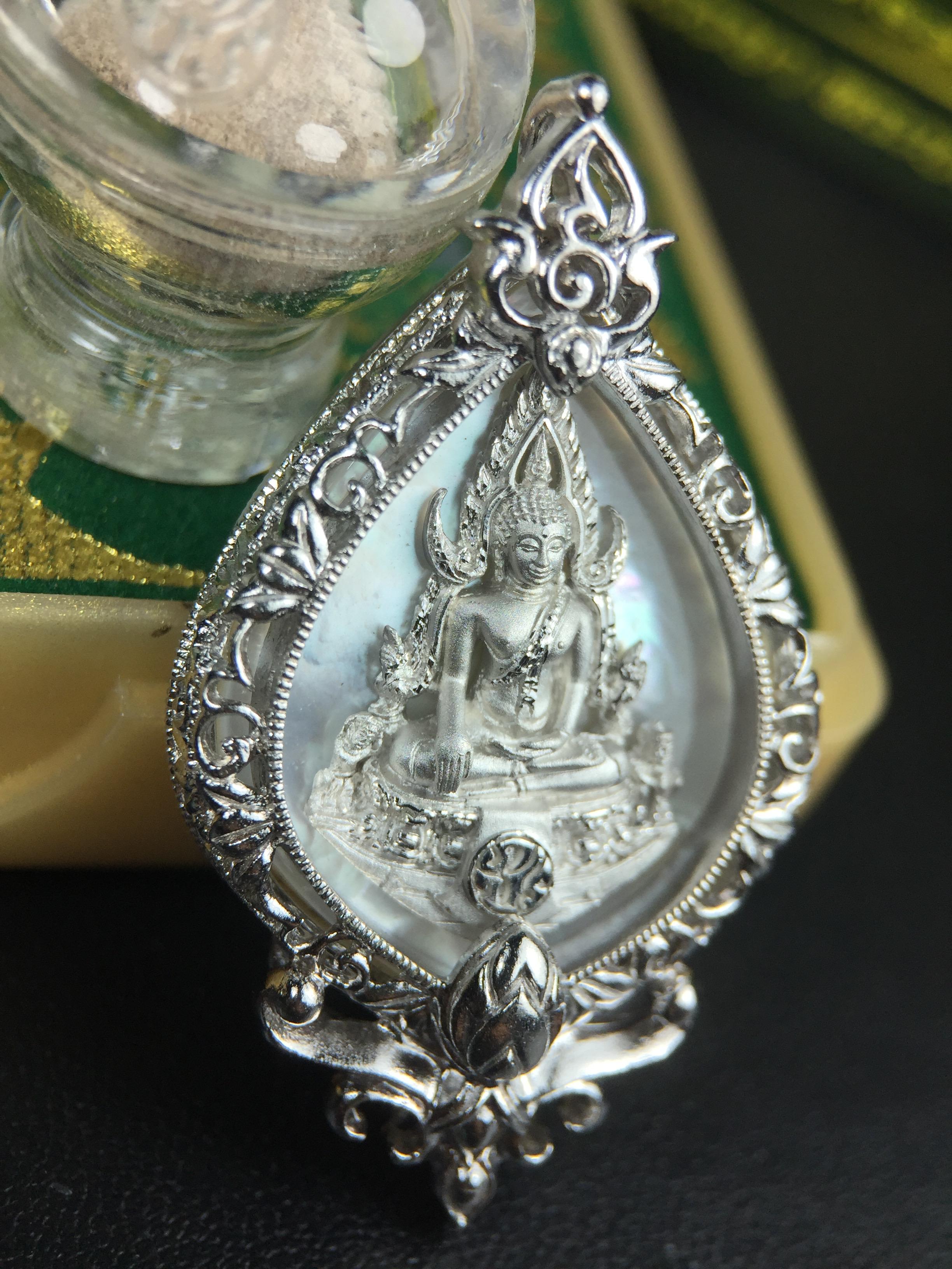 พระพุทธชินราช(จำลอง) ภปร. 84 พรรษา ทรงหยดน้ำ เนื้อเงินชุบทองคำขาว ขนาด 20*36 มม. (พระราชทานมวลสาร จิตรลดาและเส้นพระเจ้า(เส้นผม)รัชกาลที่9)พุทธศิลป์ทรงคุณค่าอีกหนึ่งรุ่นยอดนิยม งดงาม ทรงคุณค่า หายาก