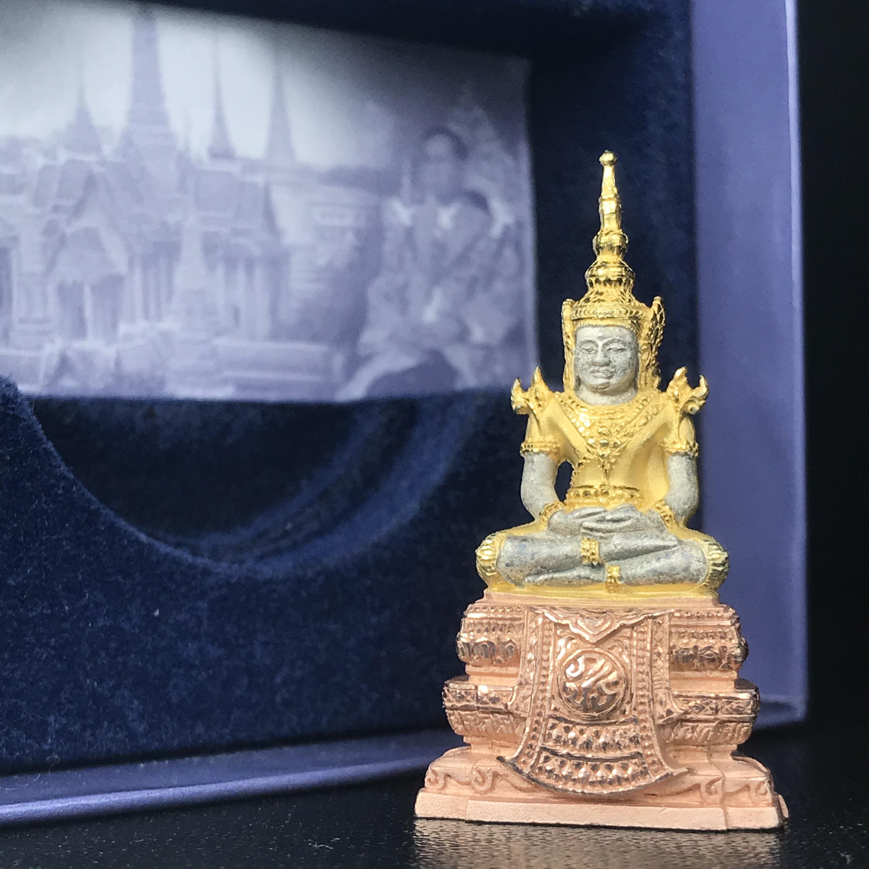 พระแก้วมรกต ภปร. ปี2547 จัดสร้างโดย รพ.ภูมิพลฯ เนื้อเงิน (3 กษัตริย์)ลอยองค์ หน้าตัก 1/2 นิ้ว(1ใน3000องค์)