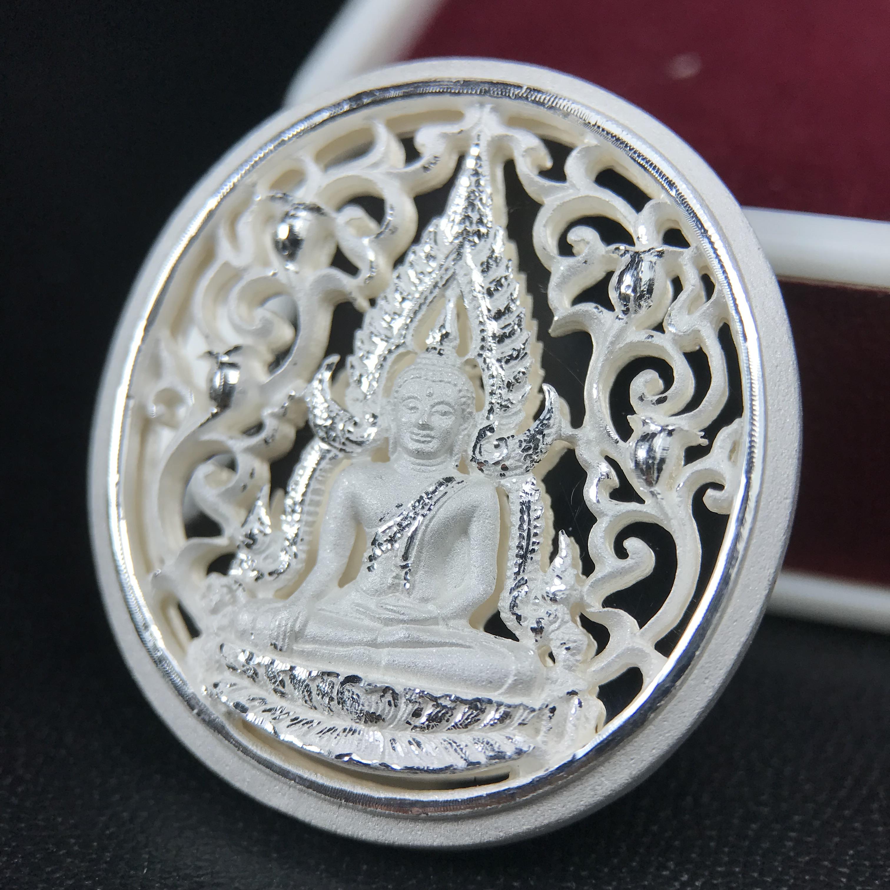 พระพุทธชินราช รุ่น ประวัติศาสตร์ มูลนิธิเพื่อตำรวจไทยจัดสร้าง ปี 2562 เนื้อเงินขัดเงา พิมพ์เหรียญรูปไข่ฉลุลายไทย พิมพ์ใหญ่ พระพุทธชินราช แบบจิวเวอร์รี่ (ขนาดสูง 2.9 ซม.) (สภาพ สวย ซีนซองเดิม กล่องบรรจุเดิมครบสมบูรณ์)