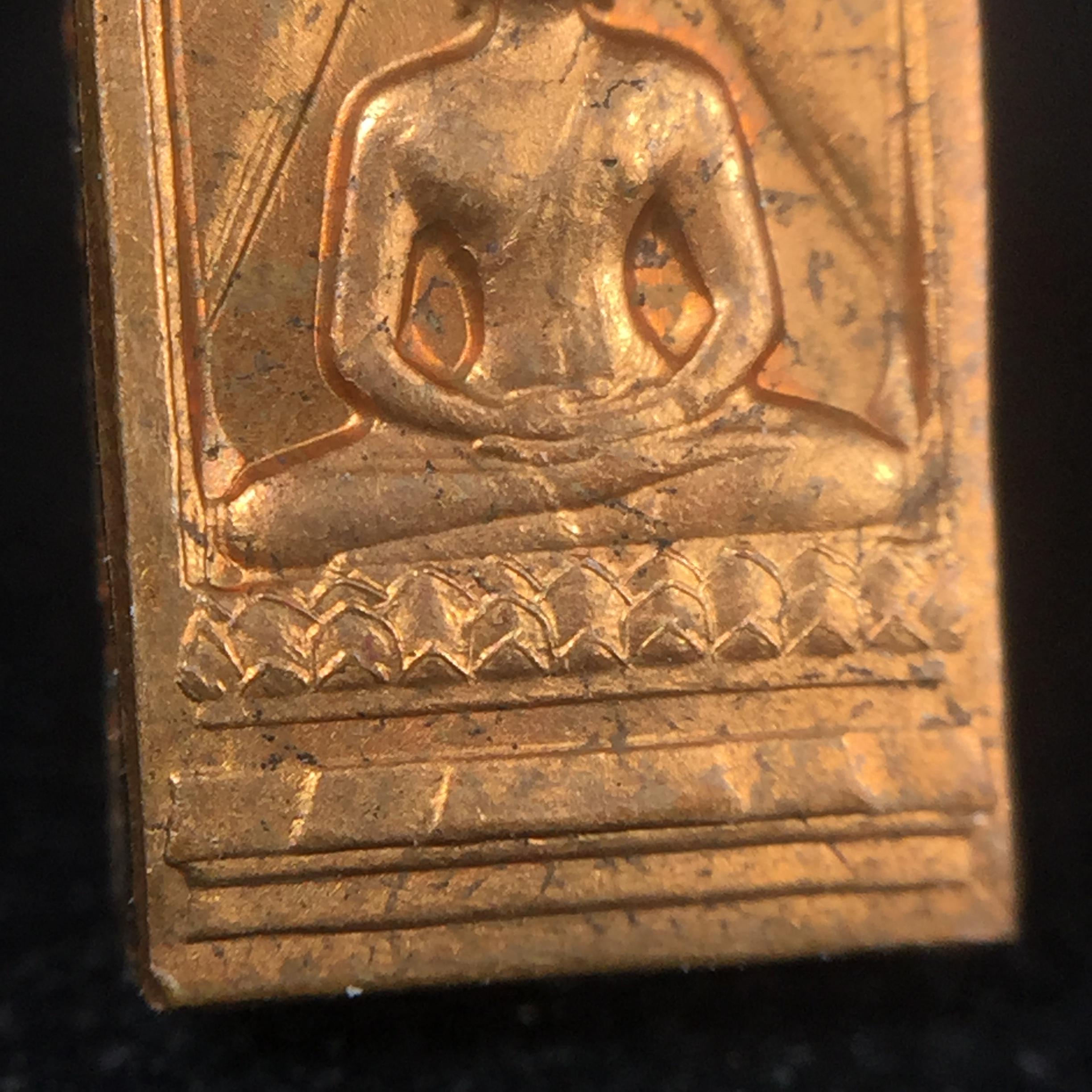 พระปรกใบมะขาม พระพุทธสิหิงค์ ภปร. ธรรมศาสตร์ 50ปี เนื้อทองแดง(คัดสภาพสวย)(ในหลวงรัชกาลที่9 เสด็จเททอง)(พระปรกใบมะขาม ภปร รุ่นแรก)