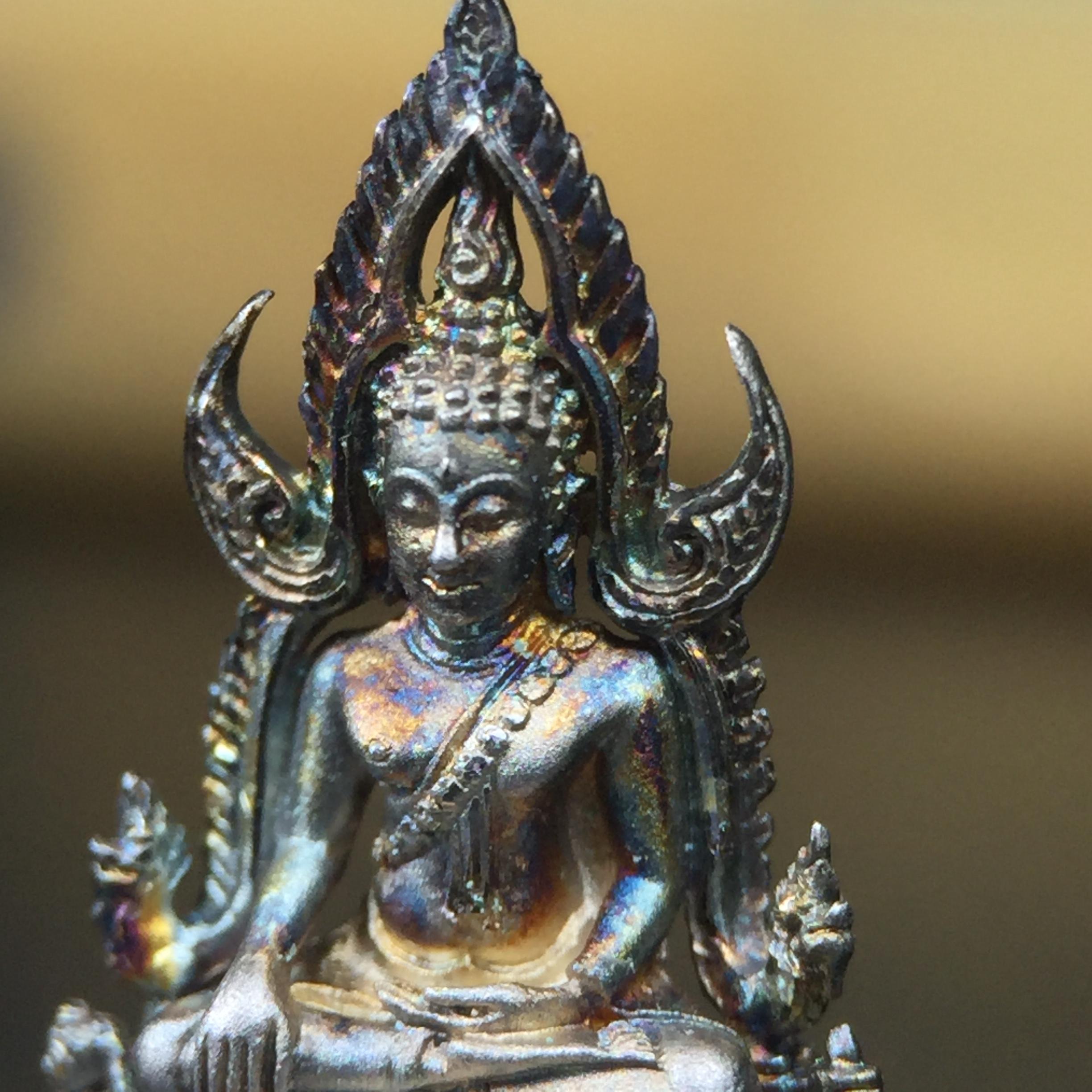 พระพุทธชินราช(จำลอง) ภปร. 84 พรรษา เนื้อเงินชุบทองคำขาว พิมพ์เล็กขนาดหน้าตัก 1/4 นิ้ว (สภาพผิวเดิมสวย ขึ้นสีรุ้งธรรมชาติ แบบนิยม)(พระราชทานมวลสาร จิตรลดาและเส้นพระเจ้า(เส้นผม))พุทธศิลป์ทรงคุณค่าอีกหนึ่งรุ่นยอดนิยม