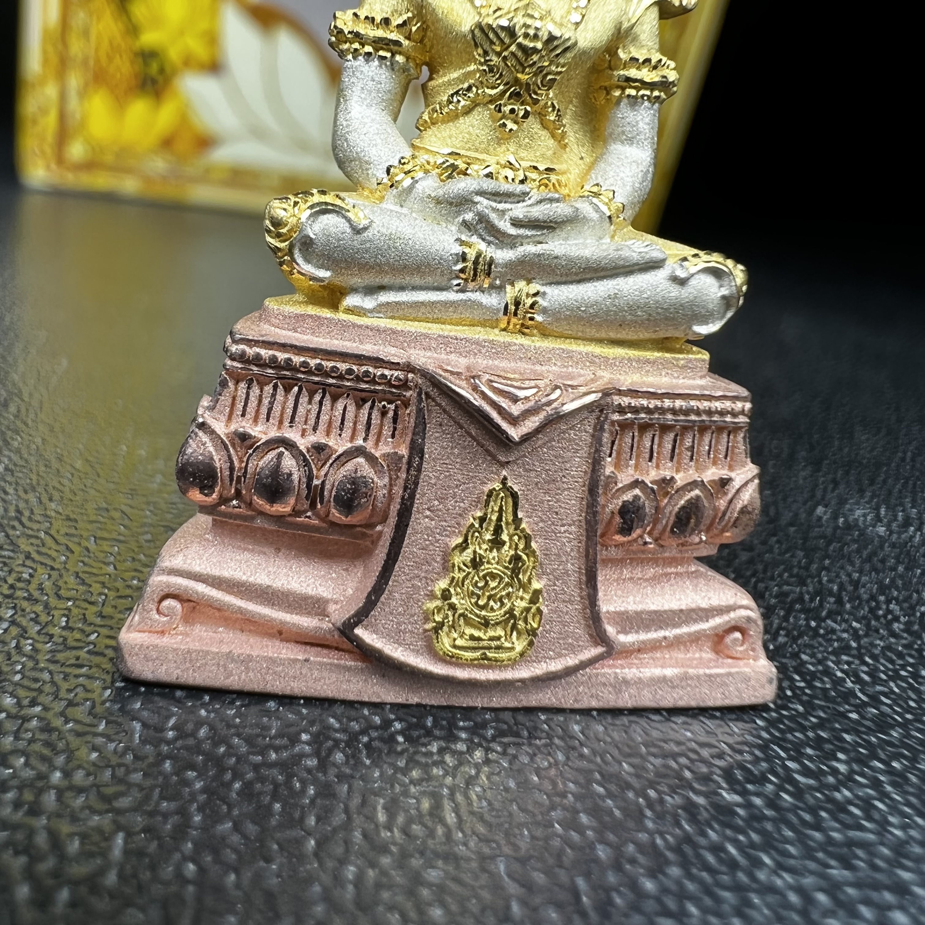 พระแก้วมรกต(จำลอง)ลอยองค์ ขนาดหน้าตัก 1/2 นิ้ว ทรงเครื่องฤดูร้อน เนื้อเงินสามกษัตริย์ ตราสัญลักษณ์ฉลองสิริราชสมบัติ ครบ 60 ปี พ.ศ.2549(สภาพสวย ครบ สมบูรณ์)