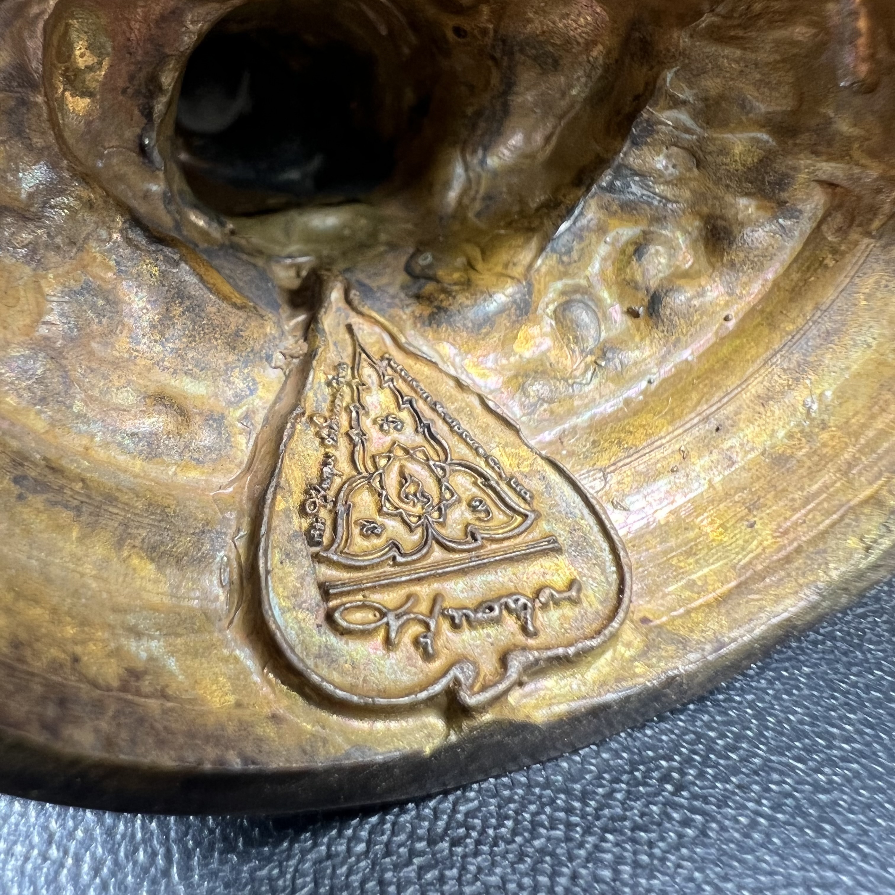 พระพิฆเนศวร รุ่น 108 ปี แห่งการสถาปนากรมศิลปากร ปี 2562 ขนาดบูชาหน้าตัก 1.5 นิ้ว เนื้อทองเหลืองรมดำ (พิธีใหญ่ มวลสารดี)(เลขนัมเบอร์ 1529)1 ใน 1999 องค์