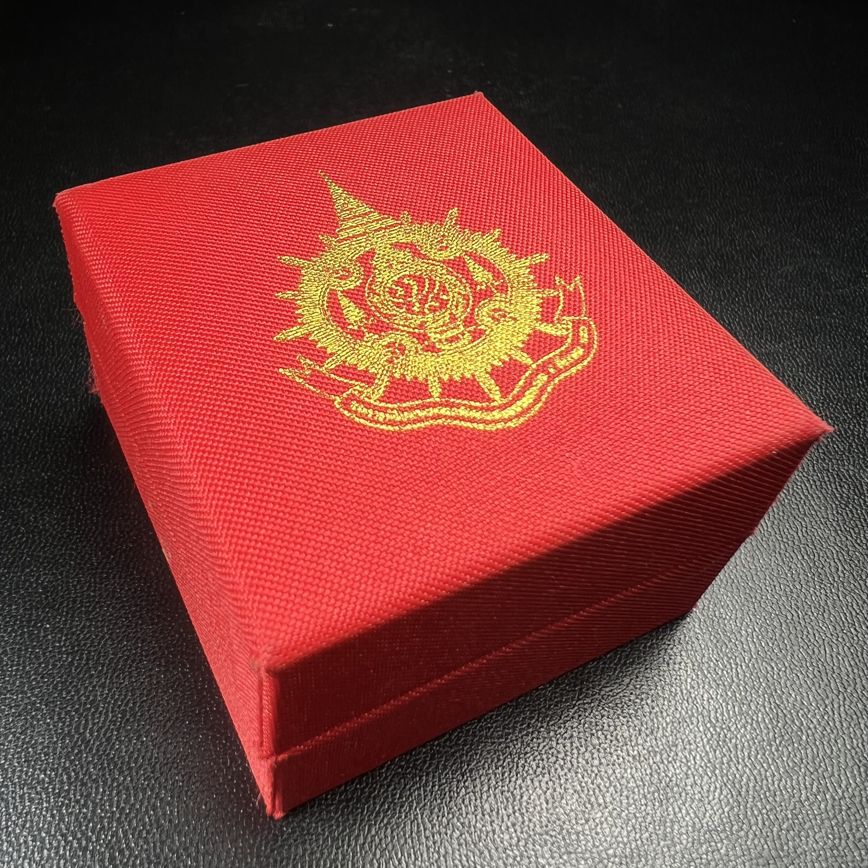 พระกริ่งไพรีพินาศ บรรจุเหล็กไหล ครั้งแรกและครั้งเดียวในประวัติศาสตร์ เฉลิมพระเกียรติ พระบาทสมเด็จพระเจ้าอยู่หัวรัชกาลที่9 พระชนมพรรษา 6 รอบ ปี2542 เนื้อสัมฤทธิ์(บรรจุเหล็กไหล)ดีนอก-ดีใน พิธีใหญ่ มวลสารเด่น(พิเศษกรรมการ ตอก 2 โค๊ต หมายเลข ๑๘๕๘)หายาก