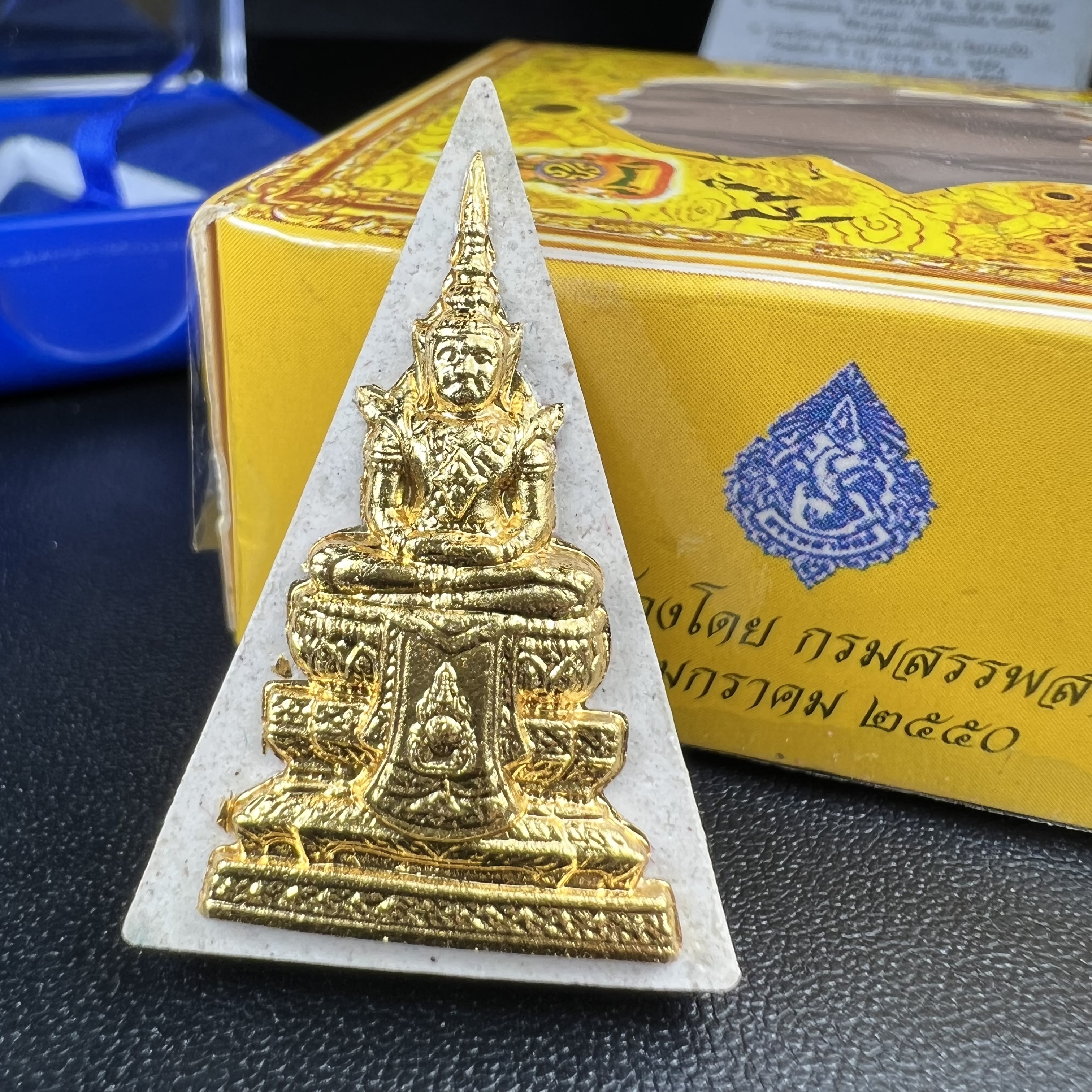 พระแก้วมรกต(จำลอง)ทรงเครื่องฤดูร้อน พระผงบูชา ด้านหน้าปิดทอง ด้านหลังตราสัญลักษณ์ฉลองสิริราชสมบัติครบ 60ปี เนื้อเงิน(รุ่นนี้ได้พระราชทานเส้นพระเจ้า(เส้นผม)รัชกาลที่9ในการจัดสร้าง)