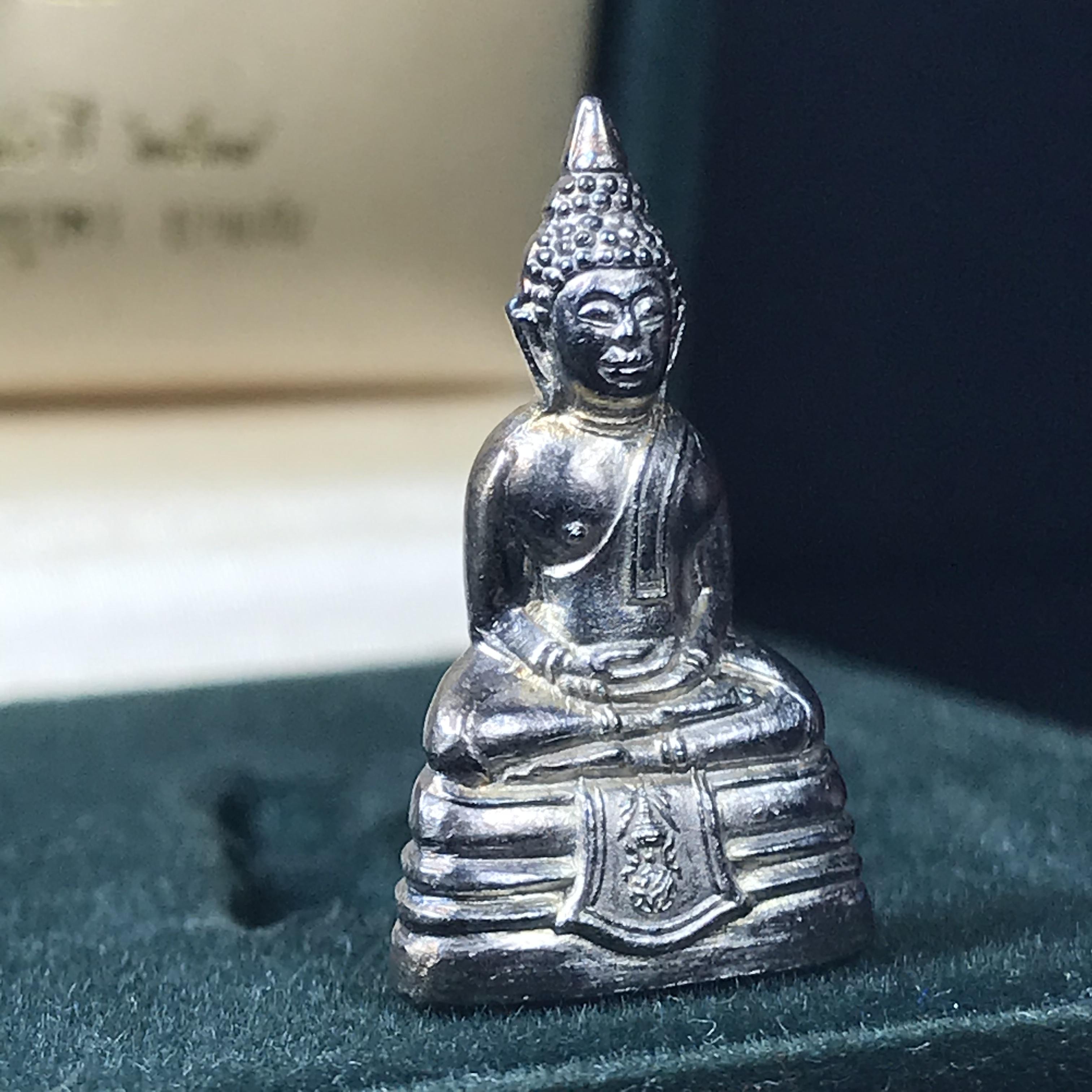 พระกริ่งพุทธโสธร ภปร. รุ่นกาญจนาภิเษก ปี2539 เนื้อเงิน(ผิวเดิมกลับดำเข้มขลังสภาพสวย)(พิธีใหญ่)