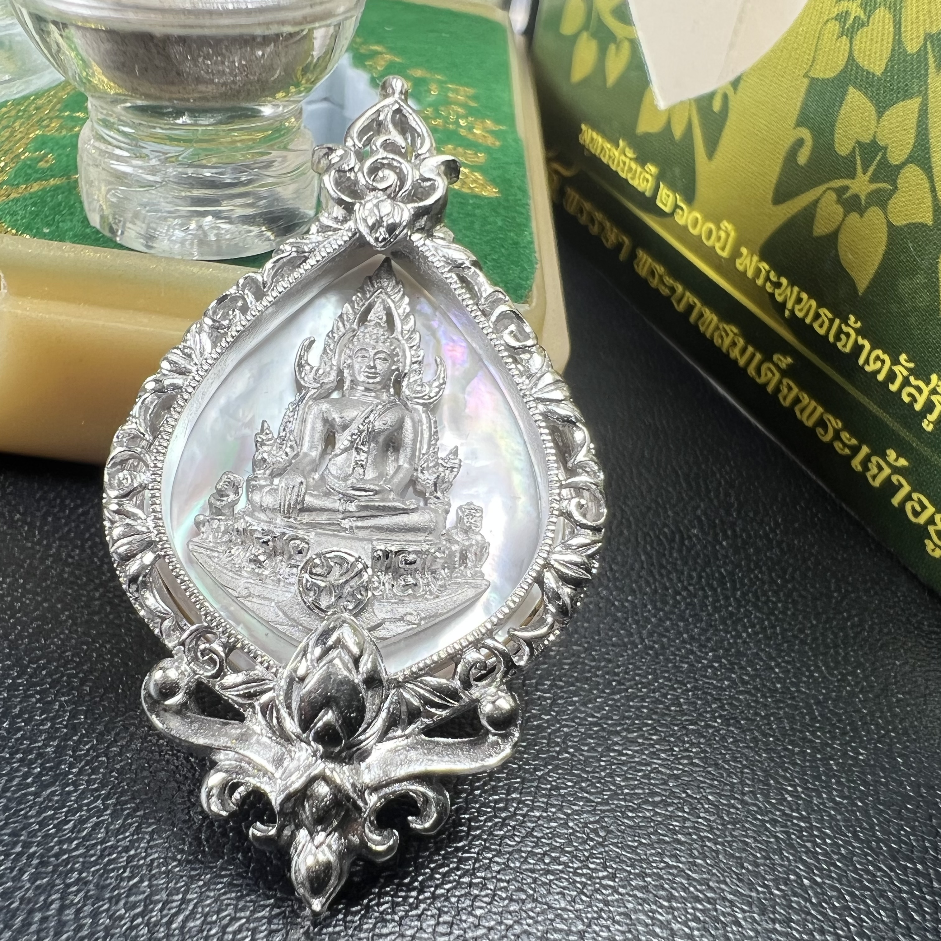 พระพุทธชินราช(จำลอง) ภปร. 84 พรรษา ทรงหยดน้ำ เนื้อเงินชุบทองคำขาว ขนาด 20*36 มม. (พระราชทานมวลสาร จิตรลดาและเส้นพระเจ้า(เส้นผม)รัชกาลที่9)งดงาม ทรงคุณค่า หายาก