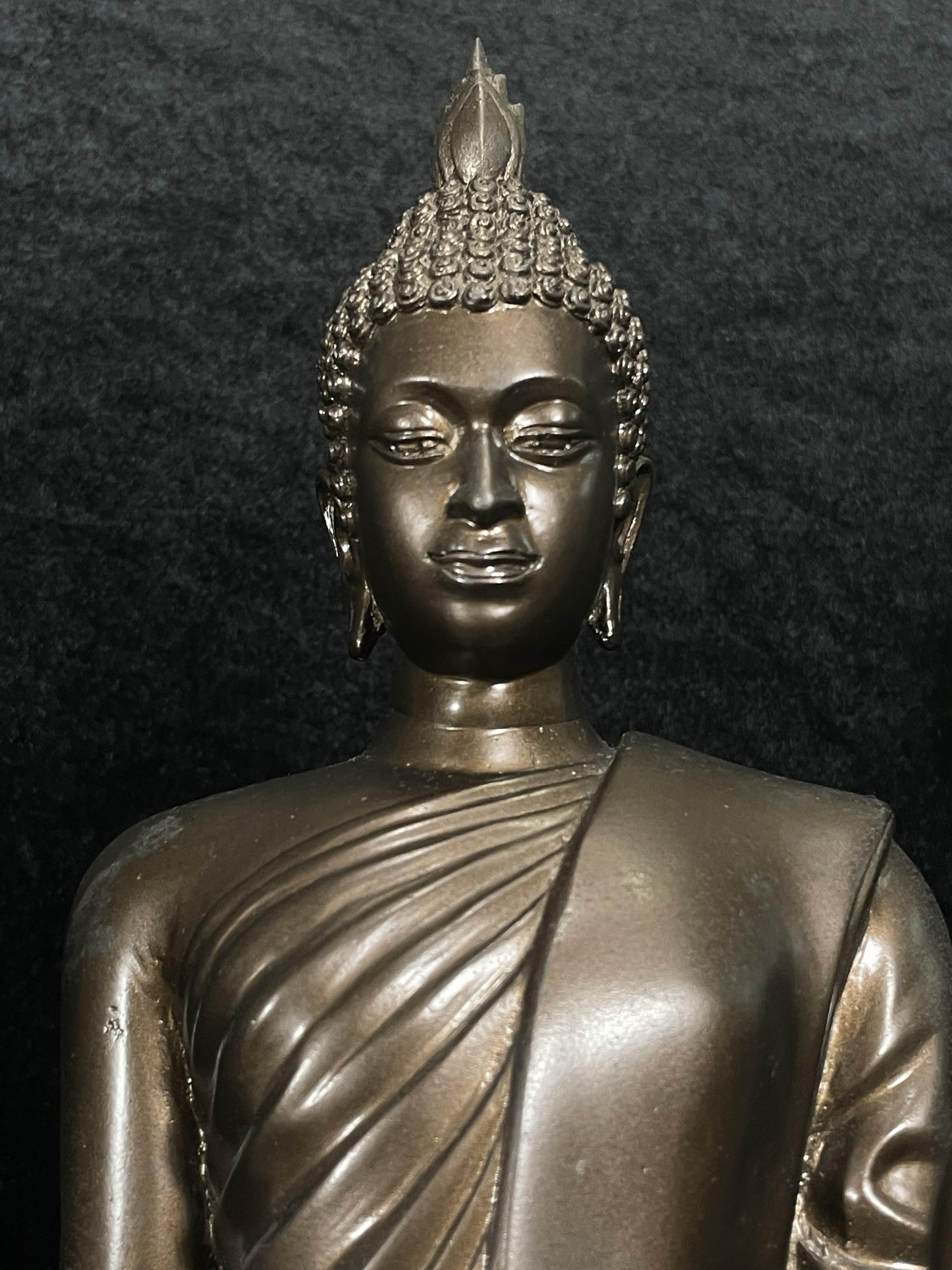 พระบูชา 25พุทธศตวรรษ พระศรีศากยะทศพลญาณ ประธานพุทธมณฑลสุทรรศน์ ปี2530 ตราสัญลักษณ์ ในมหาวาระพระชนมพรรษา ครบ 5 รอบ 60 พรรษา เมื่อ 5 ธันวาคม ปี 2530 หมายเลข (๑๕)๔๐๕ (เลขสวยผลรวมได้ 9 เจริญก้าวหน้าในทุกๆด้าน) ขนาดความสูง 15 นิ้ว รวมฐานสูง 18 นิ้ว(นิยมหายาก)