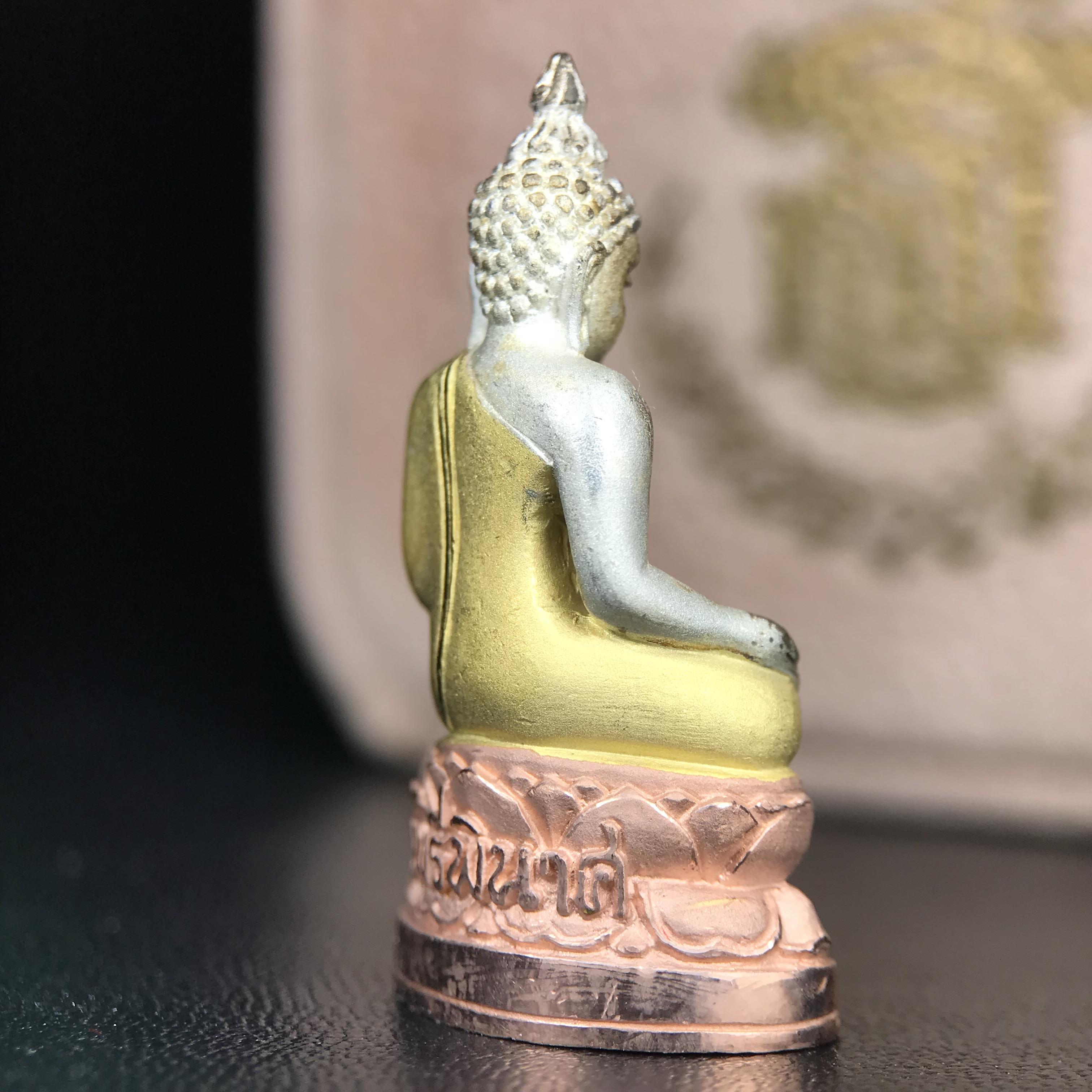 พระกริ่งไพรีพินาศ ตรากาญจนาภิเษกครองสิริราชสมบัติครบ 50 ปี รัชกาลที่9 ปี2540 เนื้อเงินสามกษัตริย์(ผิวเดิมสวย ครบ สมบูรณ์)พร้อมกล่องบรรจุเดิมครบ ชุดพระราชทาน(หายาก)(เข้มขลังทรงอานุภาพยิ่งใหญ่กำราบศัตรูพ่ายสิ้น พระไพรีพินาศ)(หายากพบเจอได้น้อยมาก)1ใน 539องค์