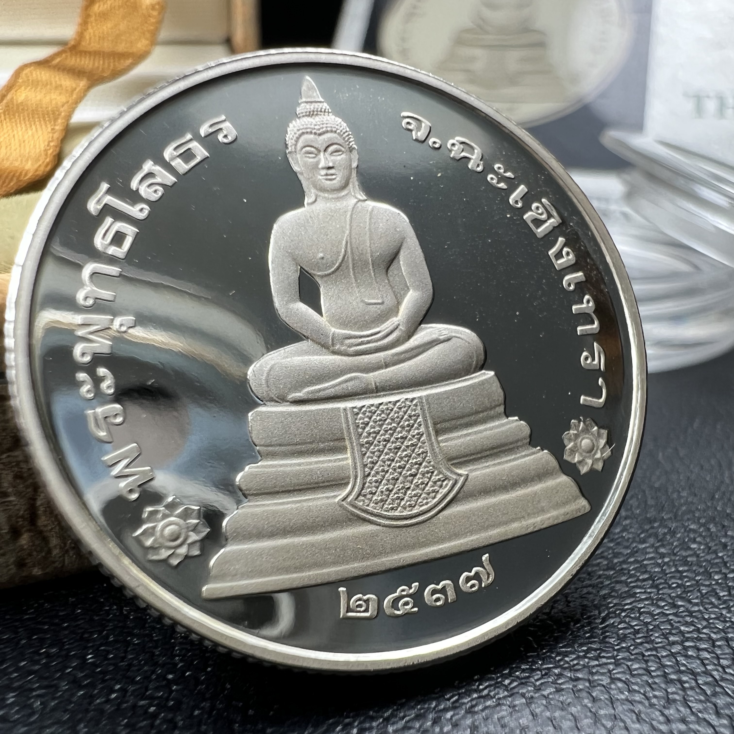 เหรียญพระพุทธโสธร รุ่นนานาชาติ(รุ่นแรก) วัดโสธรวรารามวรวิหาร ปี 2537 หลังพระธรรมจักร เนื้อเงินขัดเงา ขนาด 2.5 มม.สภาพสวยพร้อมกล่องและการ์ดใบรับรองเดิมครบสมบูรณ์(1 ใน 5000 เหรียญ)