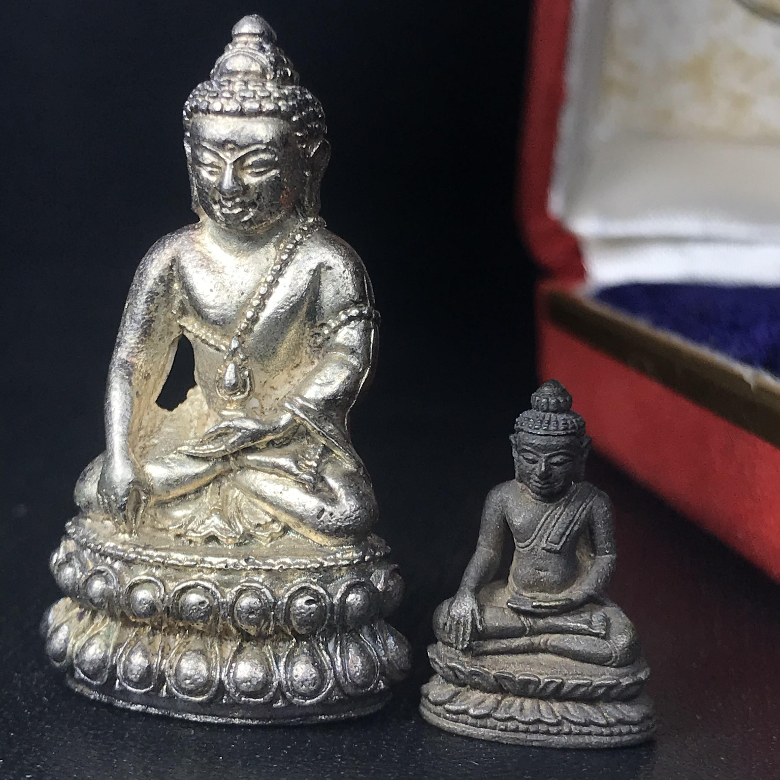 พระกริ่งฉลองพระชนมายุครบ 7 รอบ 84 พรรษา สมเด็จพระสังฆราช(วาสน์) วัดราชบพิธ พ.ศ.2525 เนื้อเงิน สภาพสวยมาก ในกล่องชุดพิเศษกรรมการ พร้อมพระชัยวัฒน์ เนื้อนวโลหะ ครบชุดสมบูรณ์(หายาก)