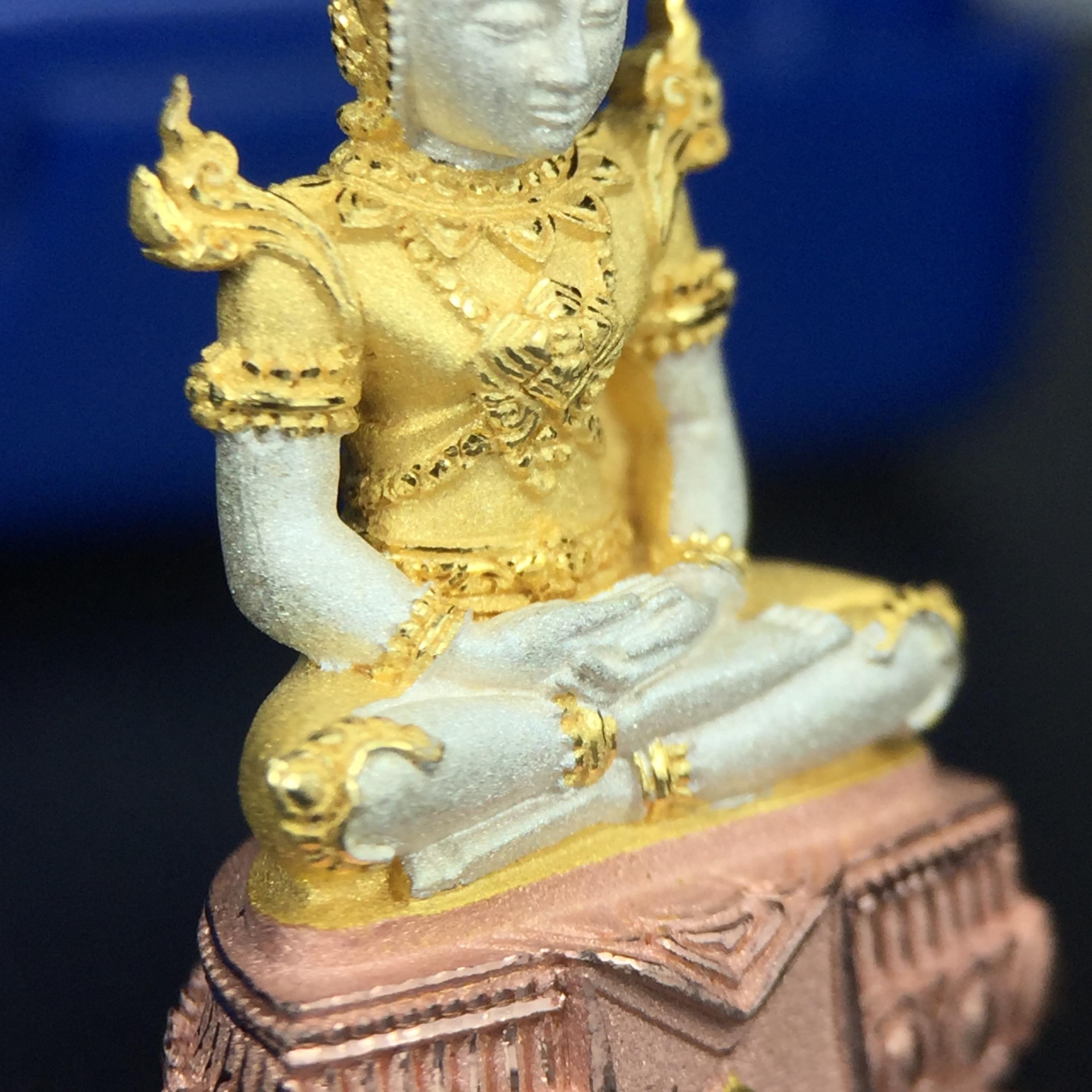 พระแก้วมรกต(จำลอง)ลอยองค์ ขนาดหน้าตัก 1/2 นิ้ว ทรงเครื่องฤดูร้อน เนื้อเงินสามกษัตริย์ ตราสัญลักษณ์ฉลองสิริราชสมบัติ ครบ 60 ปี พ.ศ.2549(สภาพสวย ครบ สมบูรณ์)