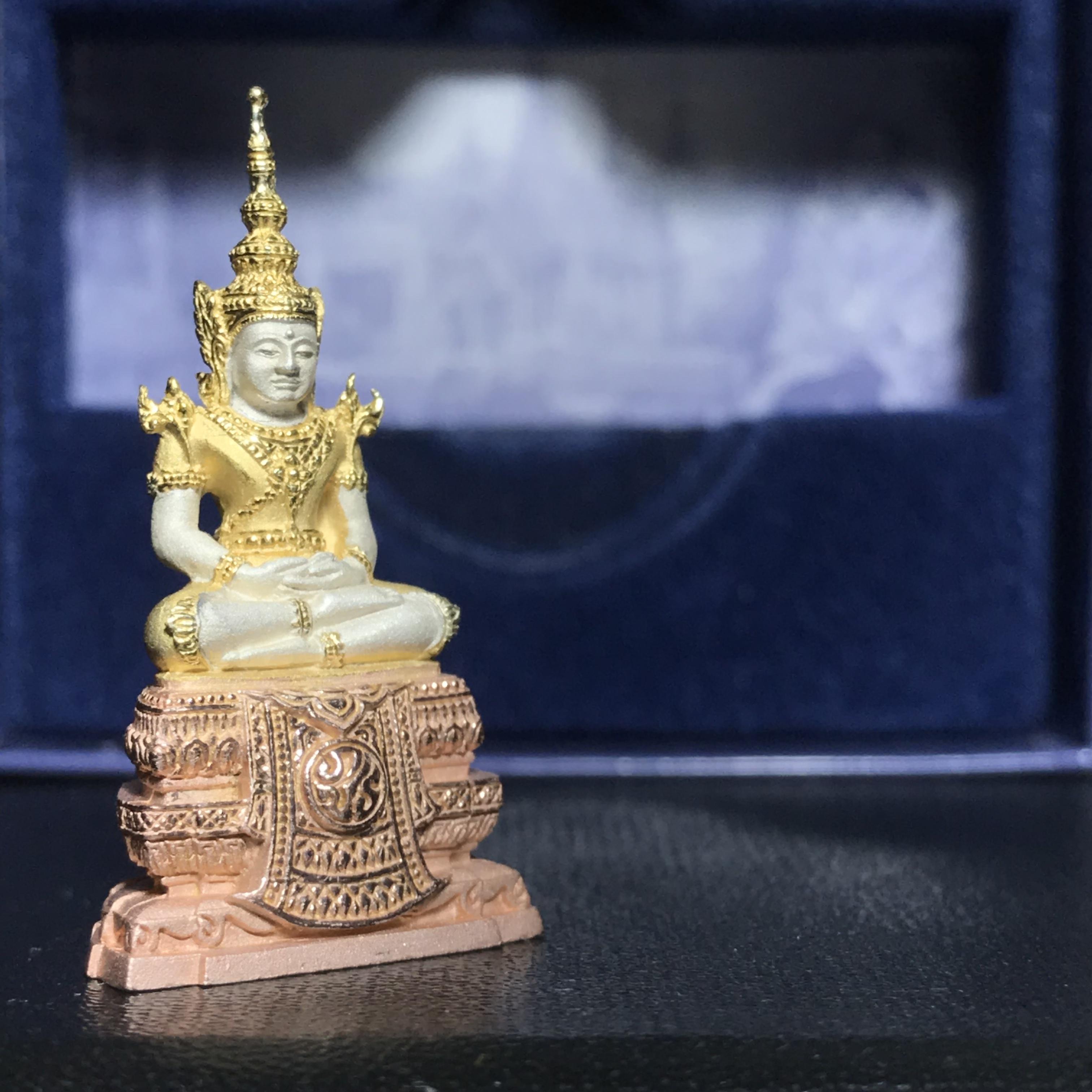 พระแก้วมรกต ภปร. ปี2547 จัดสร้างโดย รพ.ภูมิพลฯ เนื้อเงิน (3 กษัตริย์)ลอยองค์ หน้าตัก 1/2 นิ้ว