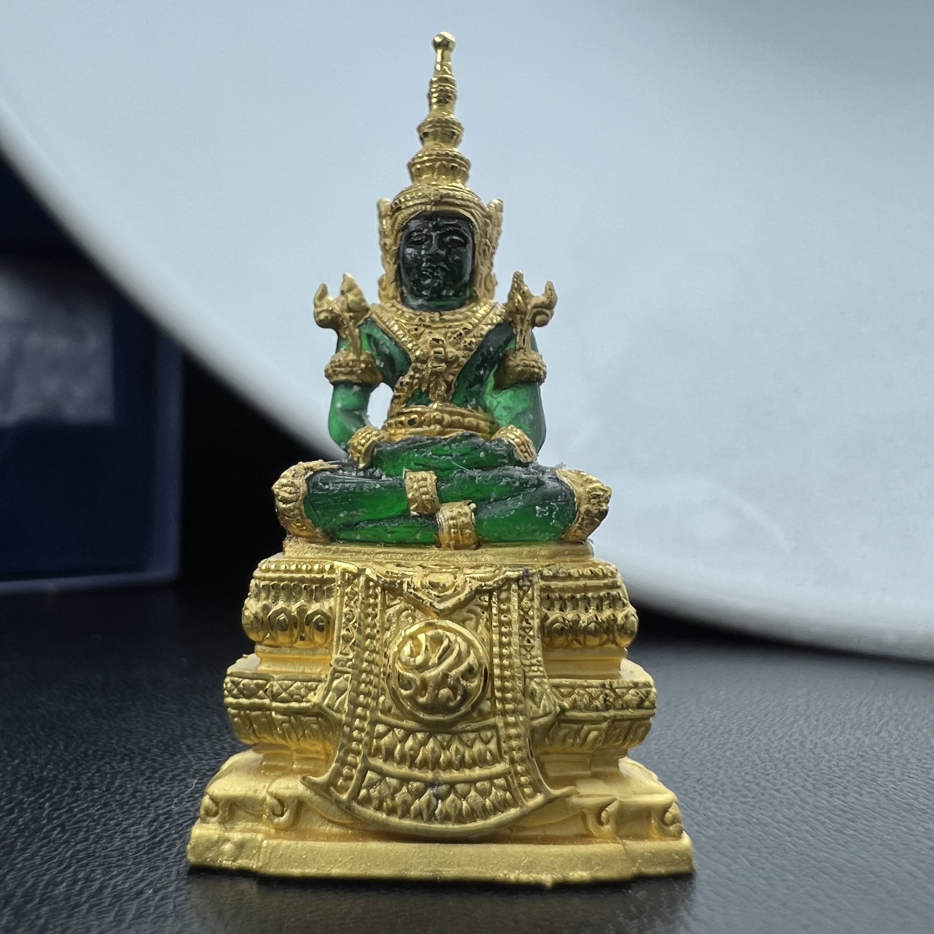 พระแก้วมรกต ภปร. จัดสร้างโดย รพ.ภูมิพลฯ ปี2547 ลอยองค์ขนาดหน้าตัก 1/2 นิ้ว เนื้อเรซิ่นหุ้มทองคำ99.99 งดงามทรงคุณค่าอีกหนึ่งรุ่นยอดนิยม หายาก