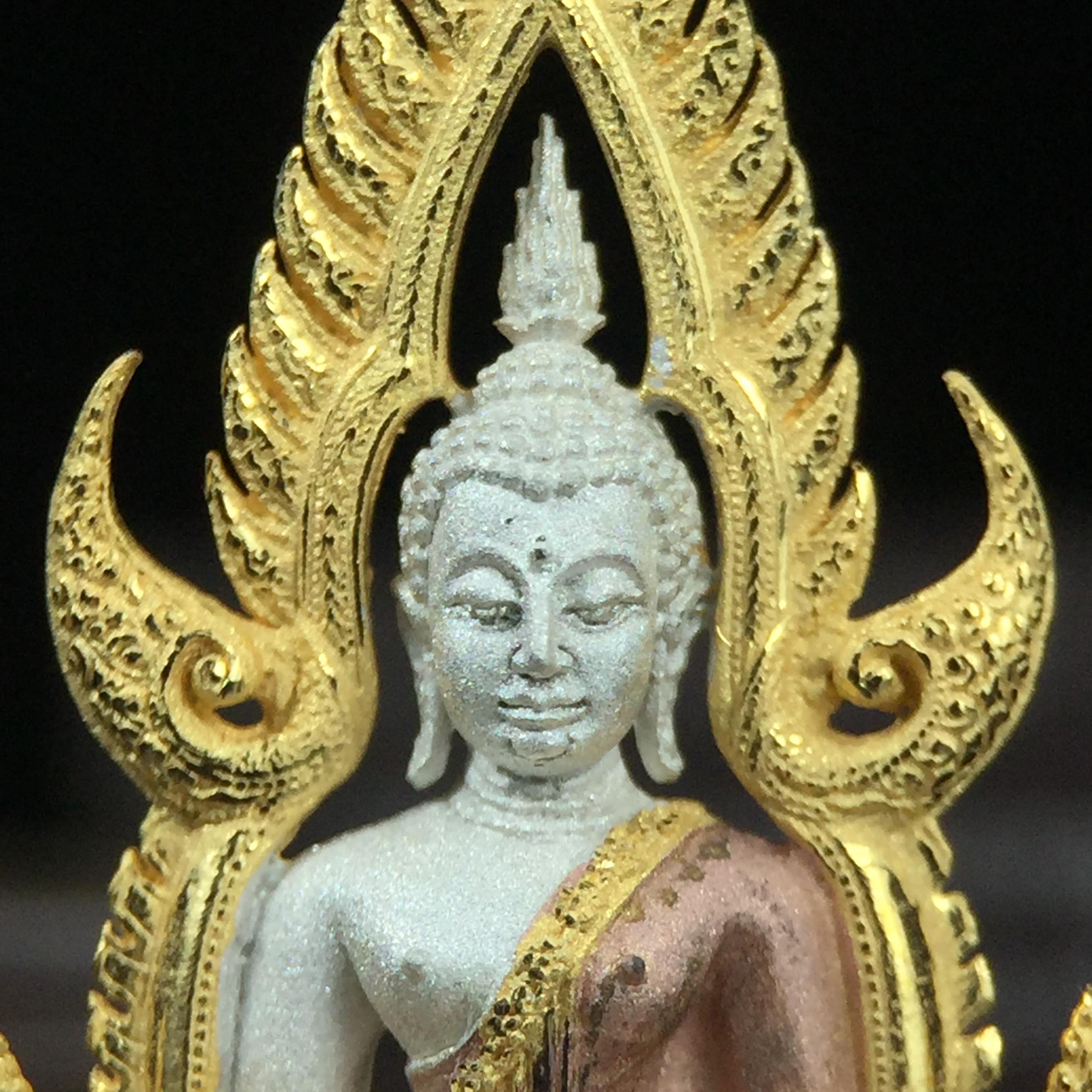 พระพุทธชินราช ภปร. โครงการ "เพราะแผ่นดินนี้ คือ แผ่นดินเกิด" ปี2548(รุ่นแรก) ลอยองค์ หน้าตัก 1/2 นิ้ว เนื้อเงินสามกษัตริย์ พุทธศิลป์งดงามทรงคุณค่า รุ่นยอดนิยม