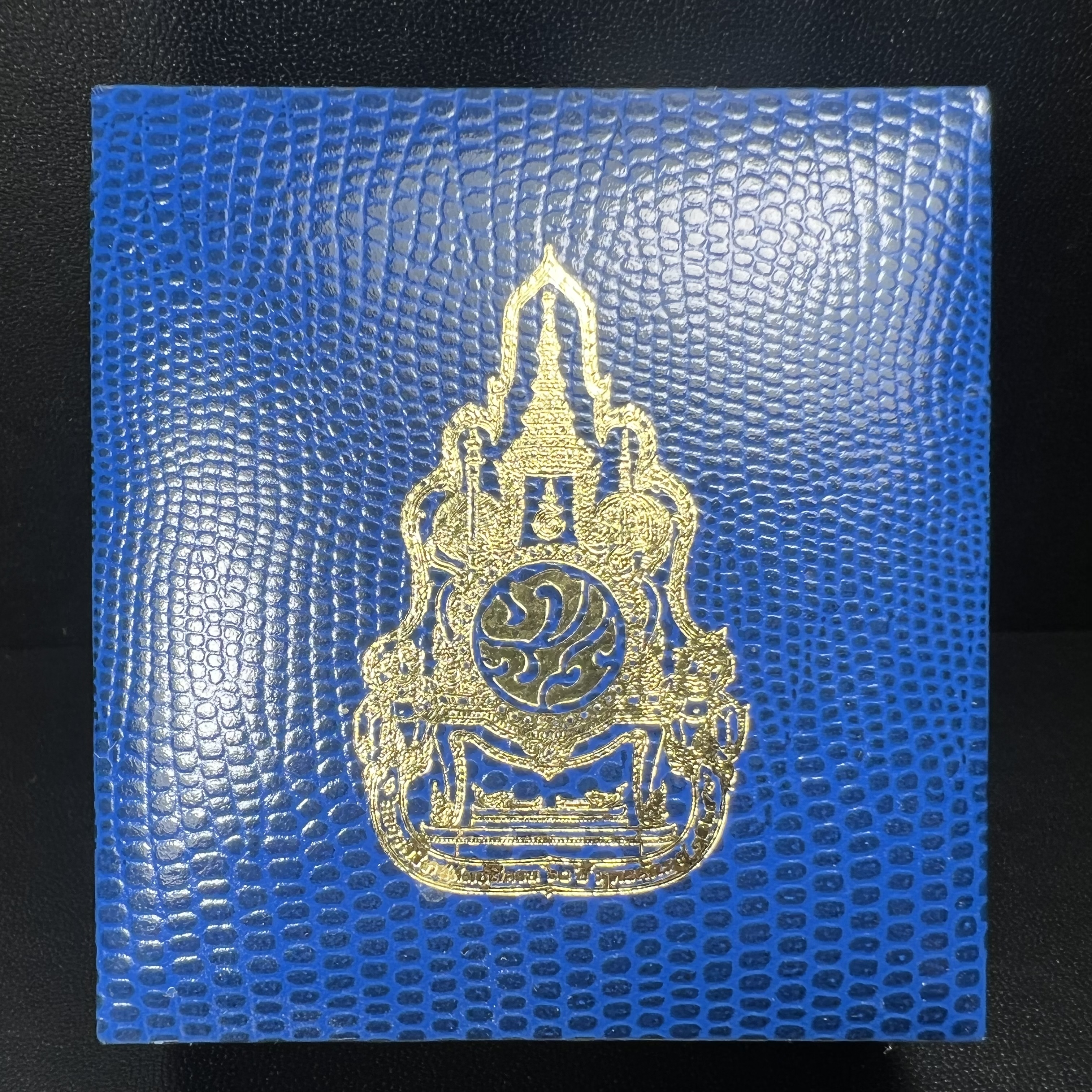 เข็มที่ระลึกตราสัญลักษณ์งานฉลองสิริราชสมบัติครบ 60 ปี พุทธศักราช 2549 ในหลวงรัชการที่ 9 จัดทำขึ้นโดยสำนักงานปลัดสำนักนายกรัฐมนตรี