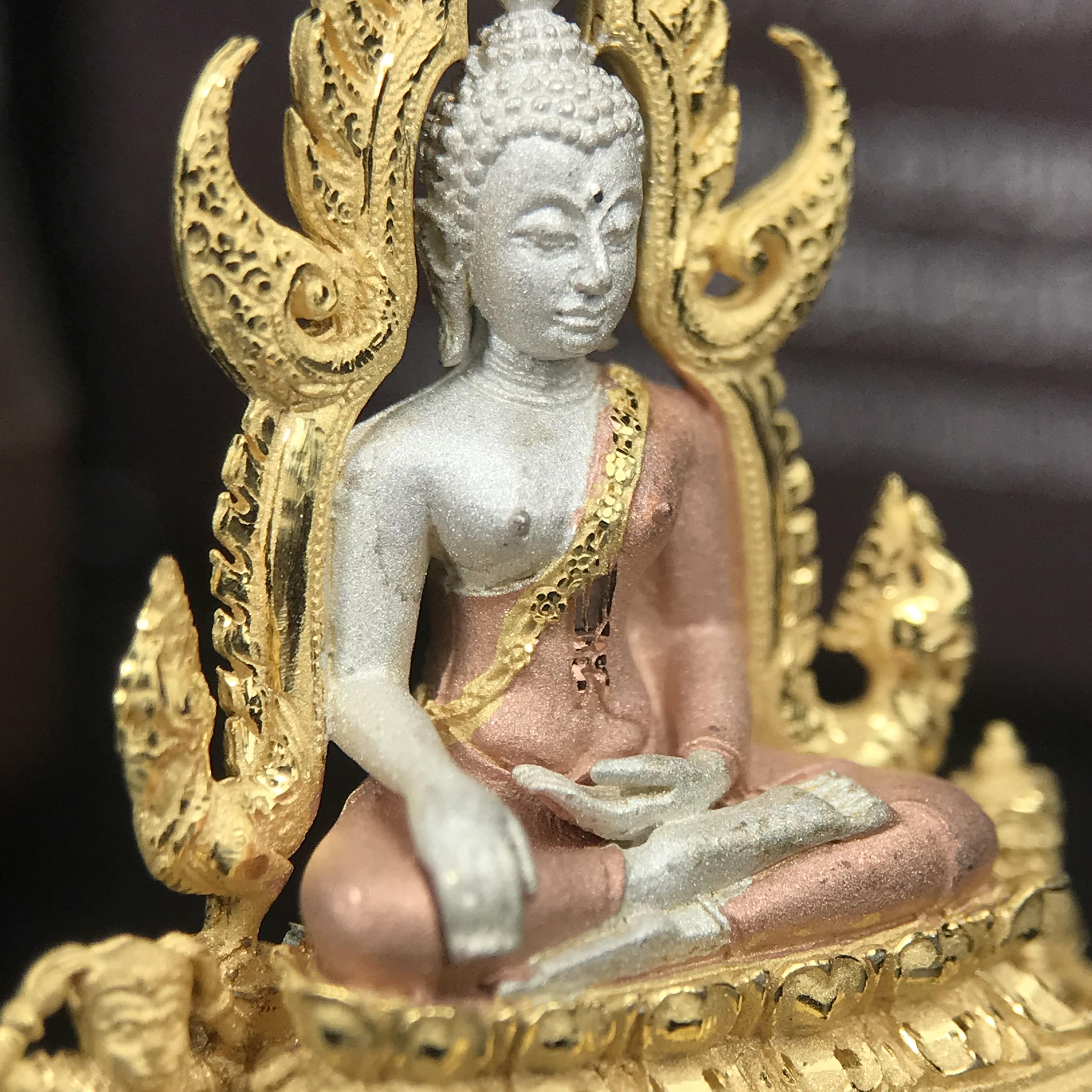 พระพุทธชินราช ภปร. โครงการ "เพราะแผ่นดินนี้ คือ แผ่นดินเกิด" ปี 2548(รุ่นแรก) ลอยองค์เนื้อเงินสามกษัตริย์ หน้าตัก 1/2 นิ้ว (ขนาด 3.5 x 2.5 ซม.) พุทธศิลป์งดงามทรงคุณค่า รุ่นยอดนิยม(องค์หมายเลข ๘๘๔๖)