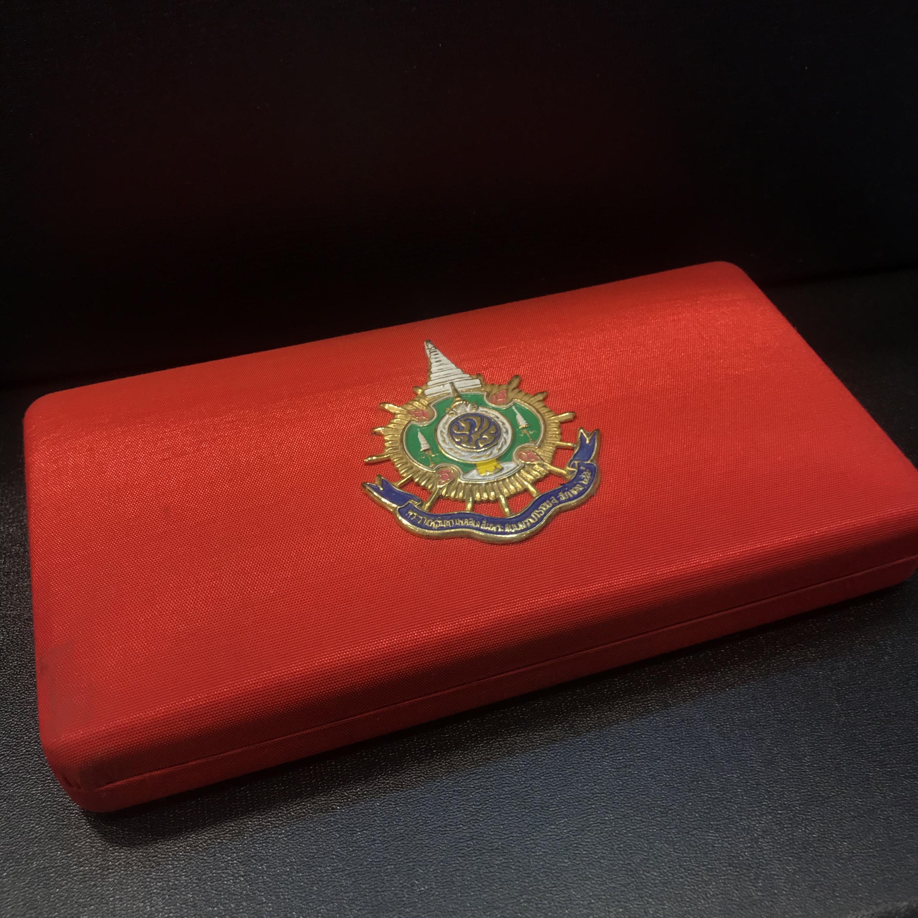 เหรียญที่ระลึกเนื่องในโอกาสครบ (50 ปี บรมราชาภิเษก)+(50 ปี ราชาภิเษกสมรส)เนื้อทองแดงรมดำพ่นทรายพิเศษ ขนาด 30มม. พร้อมกล่องบรรจุผ้าไหมยุคแรก(ตัวติดรุ่นนิยม)