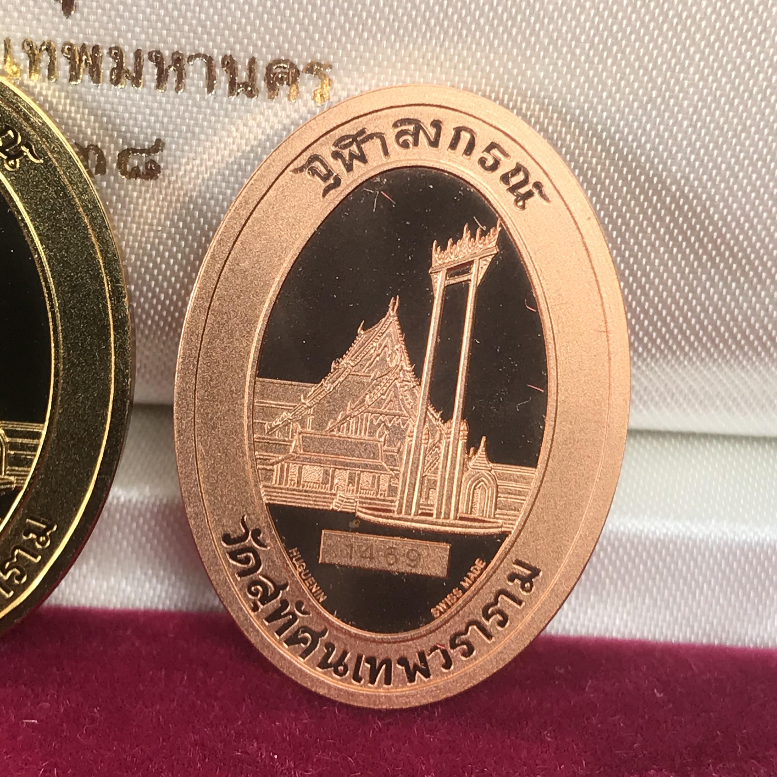 เหรียญ ร.5 วัดสุทัศน์ SWITZERLAND รุ่นแรก ปี 2538 บล็อกนอก ผลิตจากโรงกษาปณ์ฮูกานิน สวิตเซอร์แลนด์ 1 ชุดมี 3 เนื้อ (เงินขัดเงา+กะไหล่ทองขัดเงา+ทองแดงบริสุทธิ์ขัดเงา) ขนาด 21×29 มม. ครบชุดพิมพ์เล็กหมายเลขเดียวกันพร้อมกล่องและใบรับรองเดิม(1 ใน 2000 ชุด)