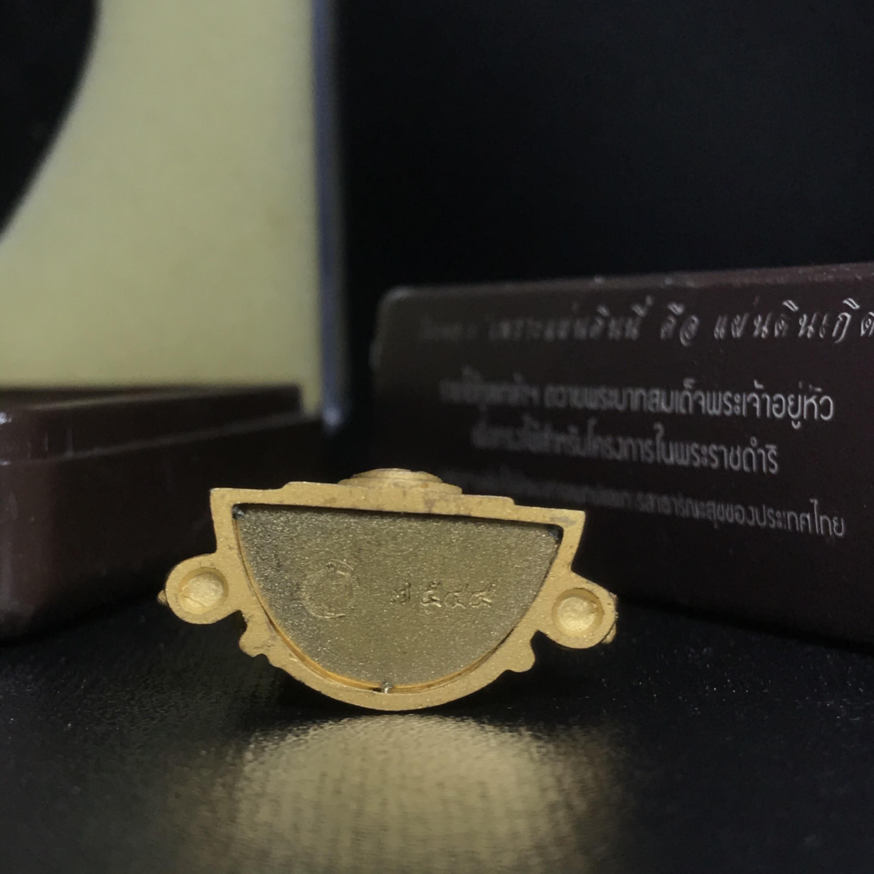 พระพุทธชินราช ภปร. โครงการ "เพราะแผ่นดินนี้ คือ แผ่นดินเกิด" ปี2548(รุ่นแรก) ลอยองค์ หน้าตัก 1/2 นิ้ว เนื้อเงินสามกษัตริย์