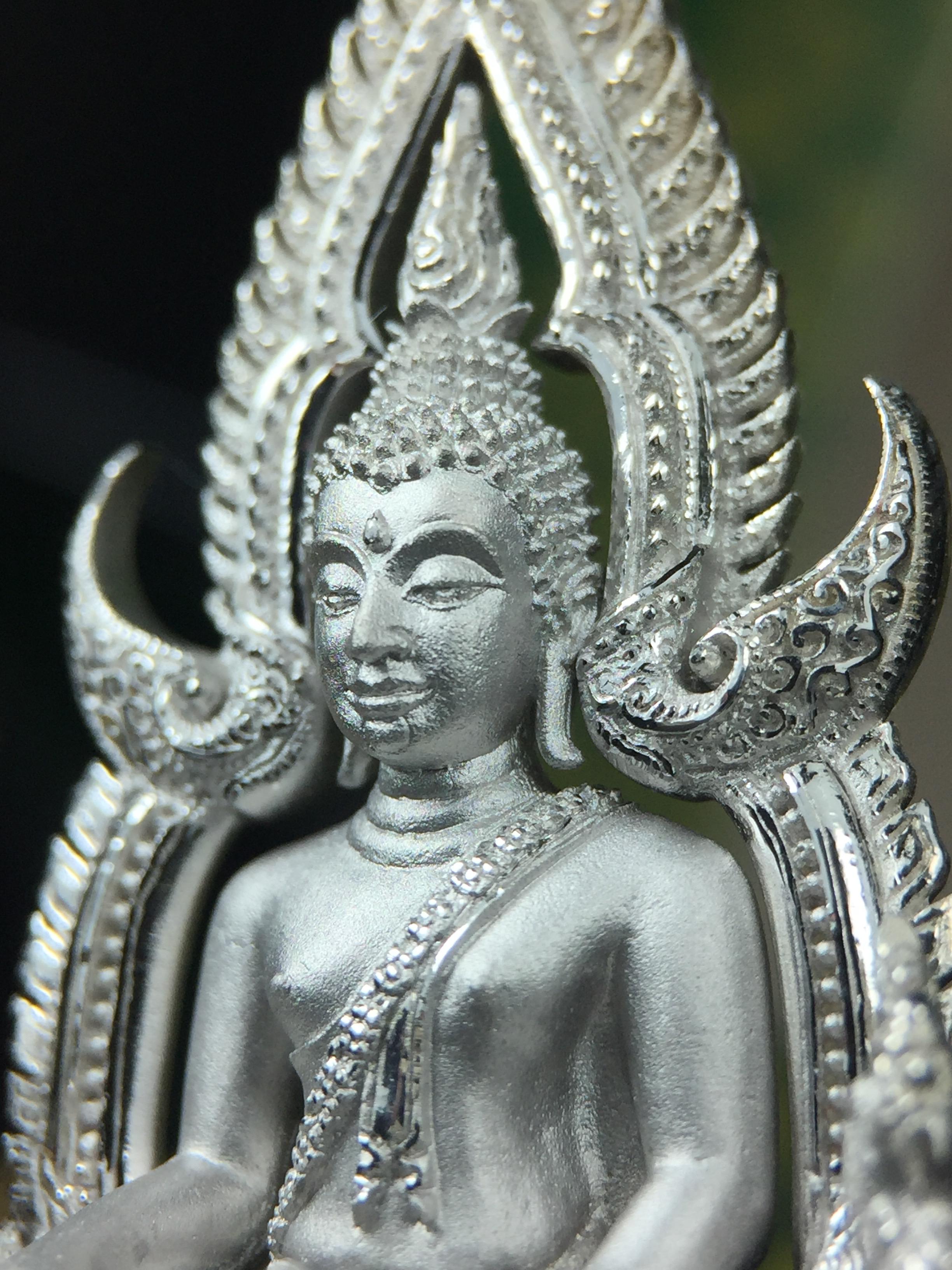 พระพุทธชินราช(จำลอง) ภปร. 84 พรรษา เนื้อเงินชุบทองคำขาว พิมพ์ใหญ่ขนาดหน้าตัก 3/4 นิ้ว(พระราชทานมวลสาร จิตรลดาและเส้นพระเจ้า(เส้นผม))รัชกาลที่9)พุทธศิลป์ทรงคุณค่าอีกหนึ่งรุ่นยอดนิยม(1ใน 3000 องค์)