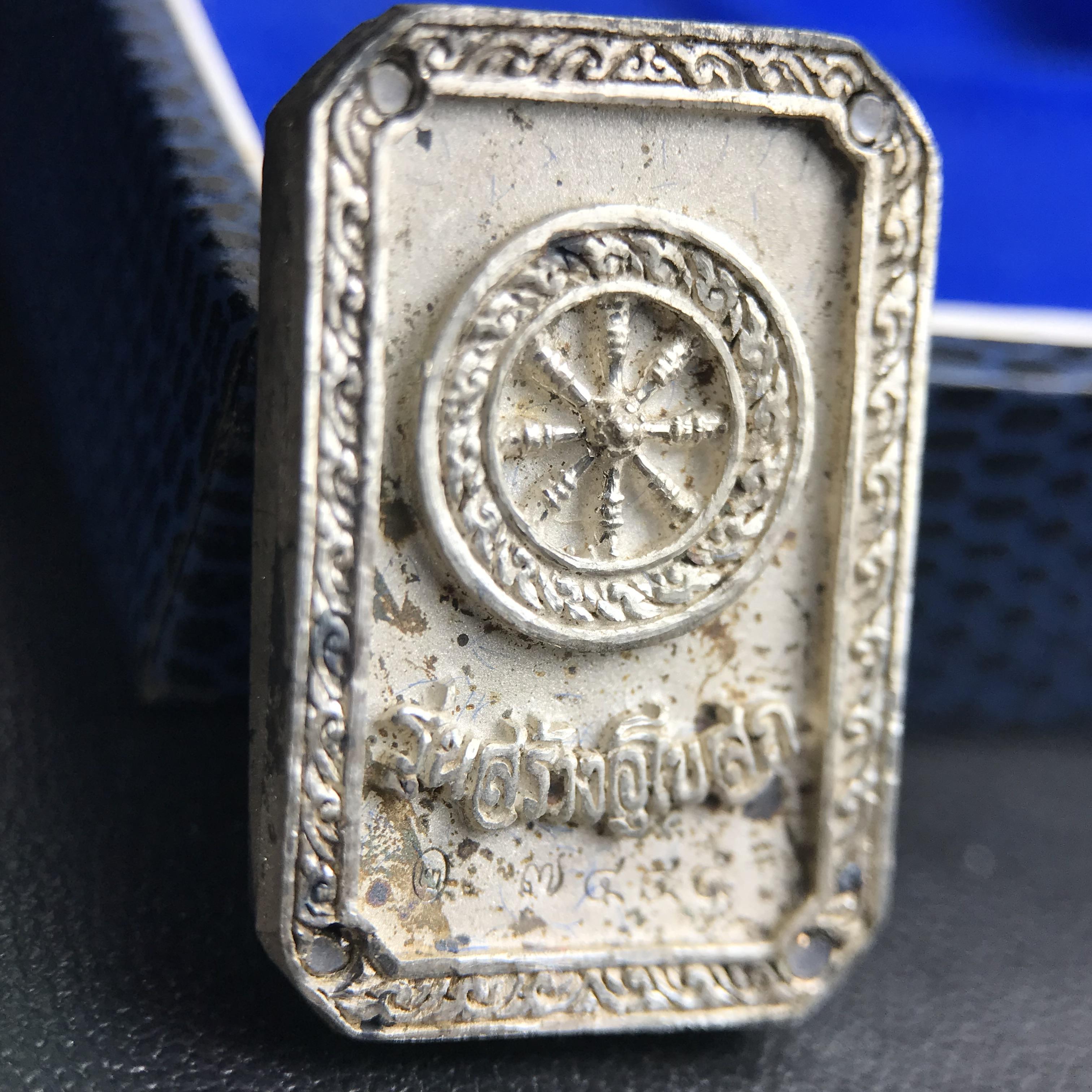 พระพุทธโสธร(หลวงพ่อโสธร) รุ่นสร้างอุโบสถ พิธีมหาพุทธาภิเษก ณ พระอุโบสถวัดโสธรวรารามวรวิหาร ปี 2539 เนื้อเงินทรายนวลขัดเงาบางส่วน พิมพ์แปดเหลี่ยม(หายากสร้างน้อย)กล่องบรรจุเดิมครบสมบูรณ์สวยงดงาม(เนื้อเงินผิวเดิมรุ้งสวยสวย องค์หมายเลขสวย ๗๔๔๕)