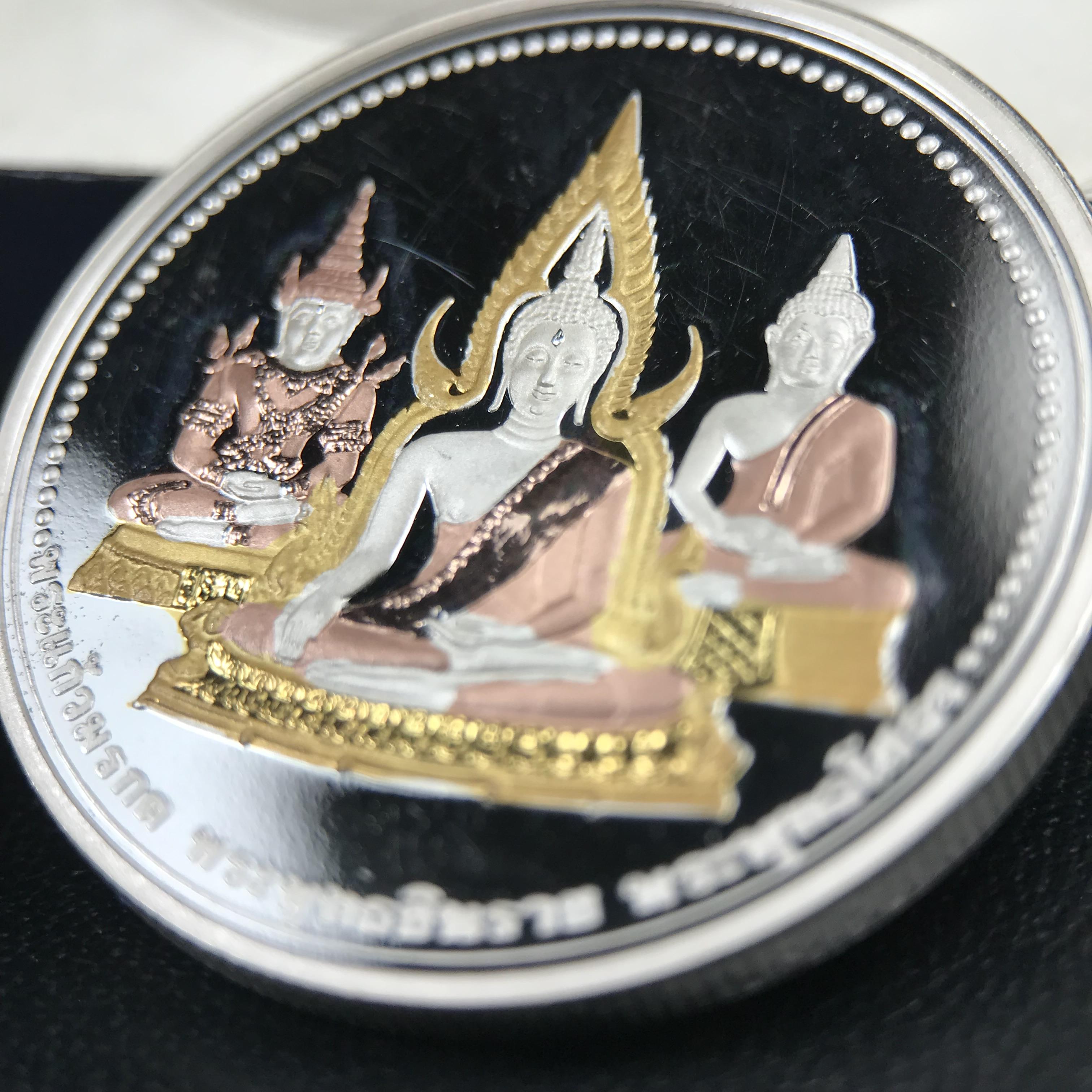 เหรียญพระแก้วมรกต พระพุทธชินราช พระพุทธโสธร รุ่นพุทธบารมี ปี 2540 เนื้อเงินขัดเงา 99.9% ชุบ 3 กษัตริย์ พร้อมกล่องและใบรับรองเดิม พิธีพุทธาภิเษก 2 พิธีมหามงคล(พระพุทธคู่บ้านคู่เมือง รูปแบบเหรียญสวยงดงามมาก พิธีใหญ่ เป็นที่นิยม)สร้างน้อยหายาก 1 ใน500 เหรียญ